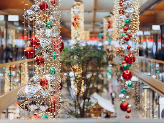 „Die weihnachtlich geschmückte ZIMBAPARK-Mall lädt zum Weihnachts-Shopping ein.“