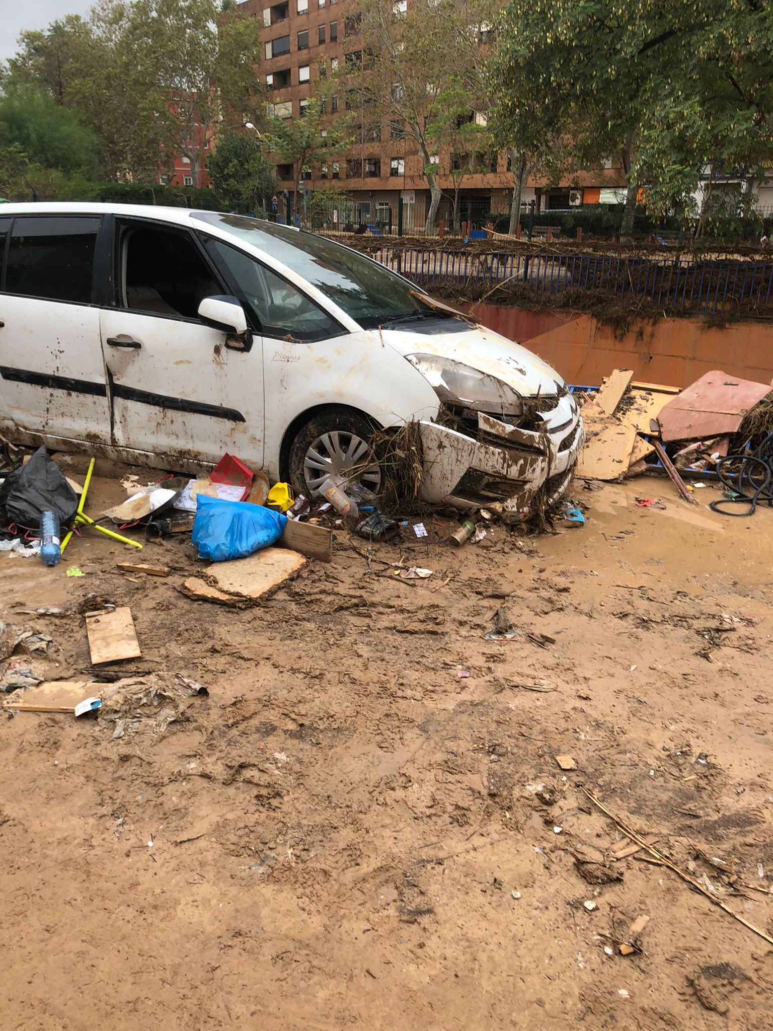 Die Spanier haben viel verloren. Autos, Möbel und Gegenstände wurden zerstört.