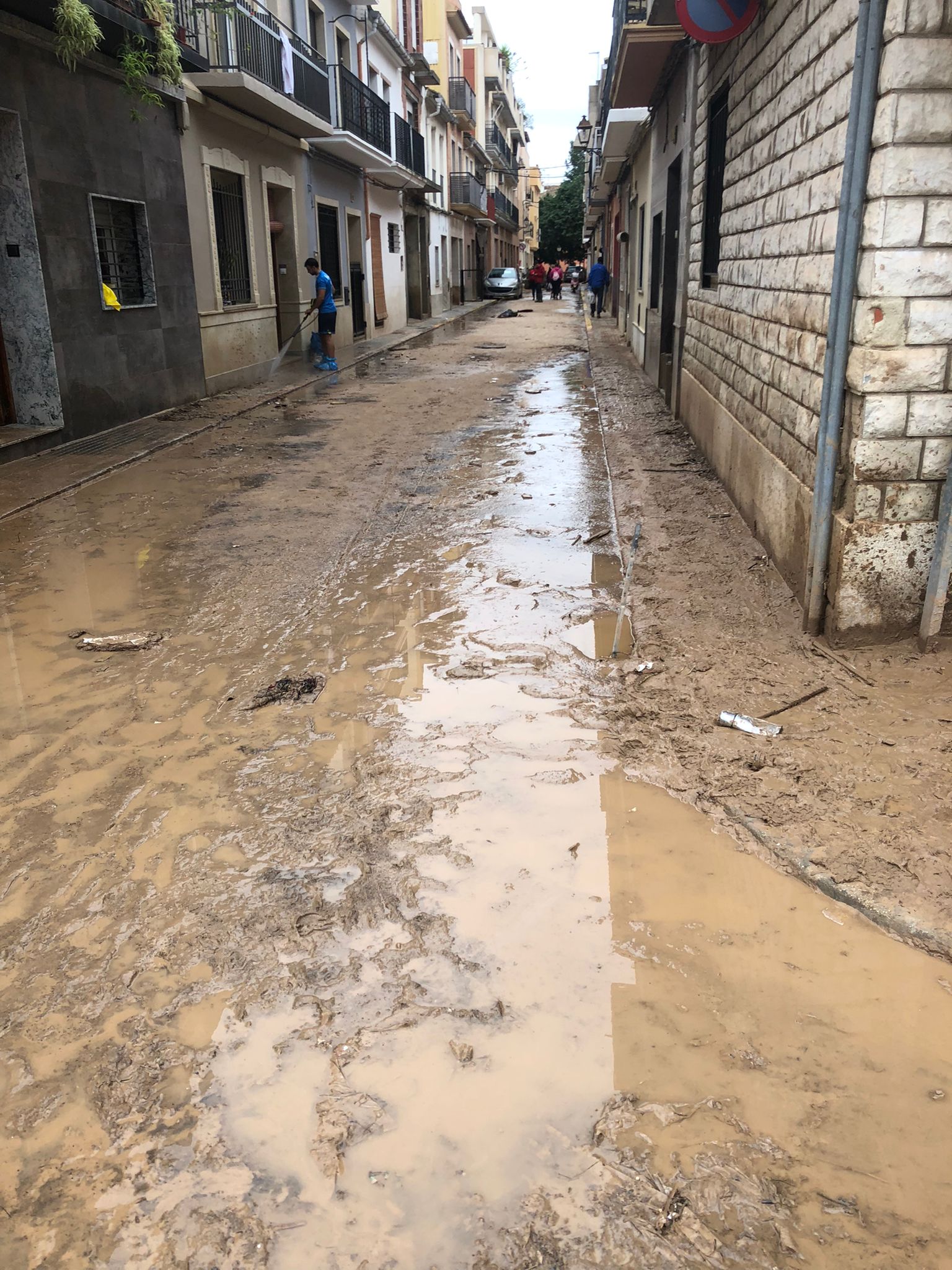 Viele Helfer arbeiten unermüdlich daran, die Straßen von Schlamm zu befreien.