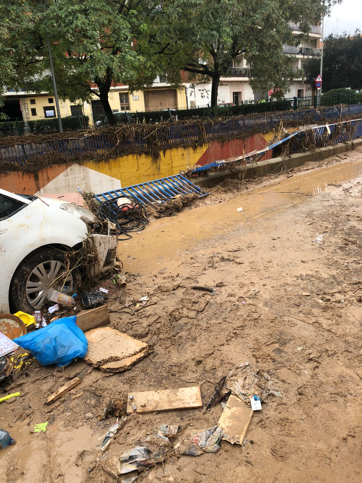 Es ist ein Bild der Zerstörung, das sich hier auf den Straßen von Valencia zeigt.