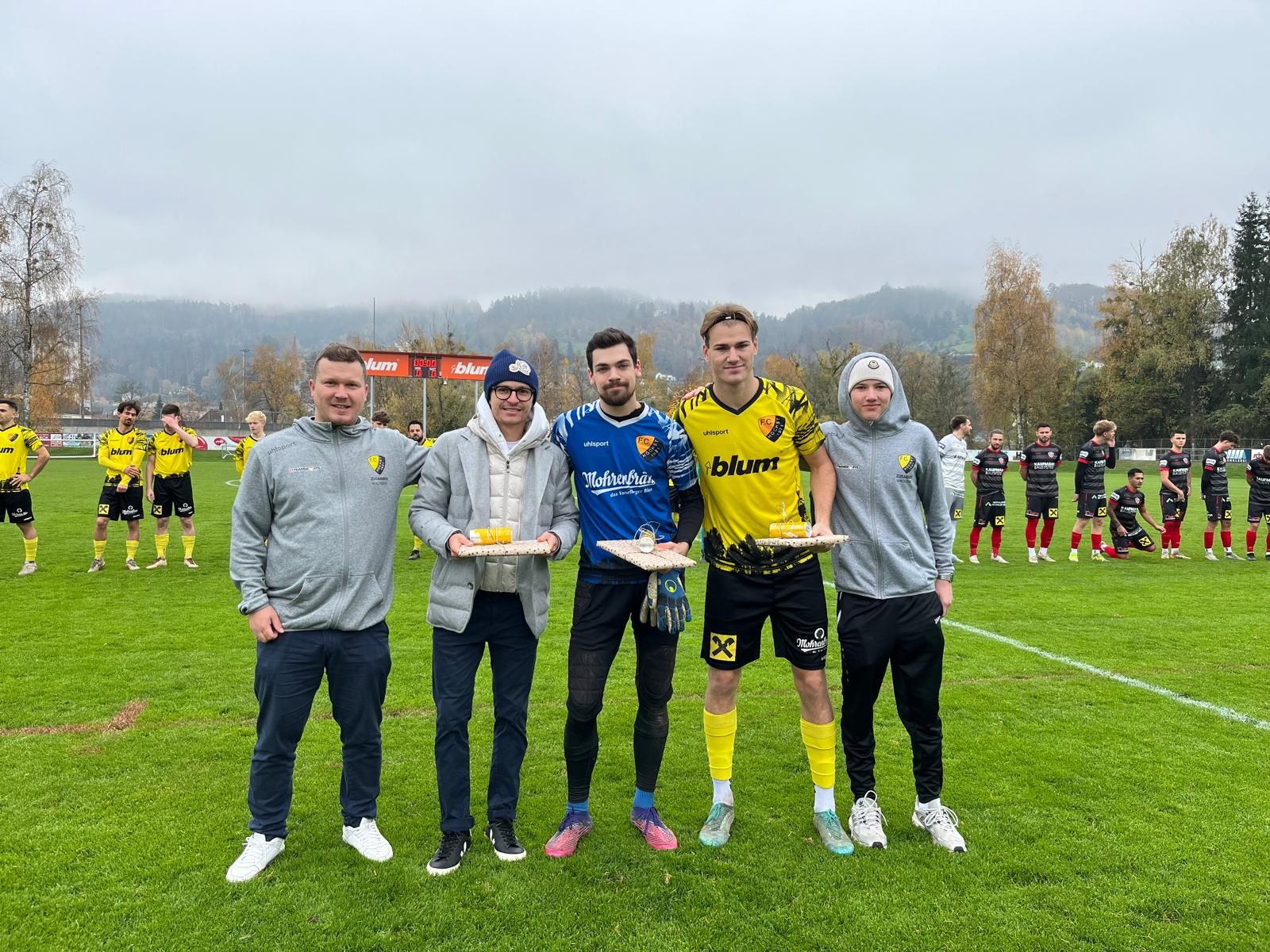 Am letzten Spieltag des Jahres verabschiedete Michael Gehrer die Spieler Elias Frei, Andreas Schrottner und Marko Stajnko. Am letzten Spieltag des Jahres verabschiedete Michael Gehrer die Spieler Elias Frei, Andreas Schrottner und Marko Stajnko.