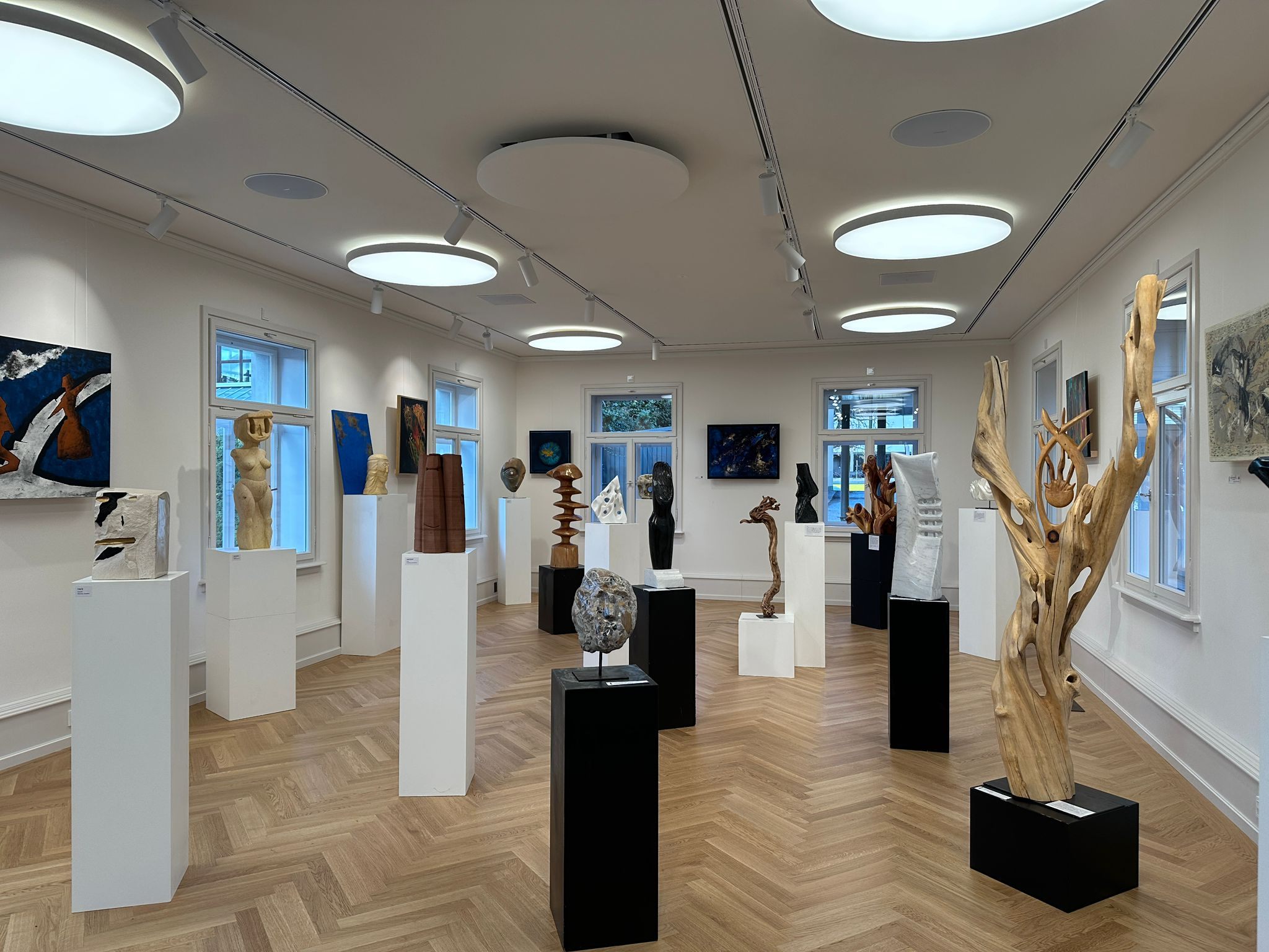 Die Ausstellung "In die Tiefe schauen" in der Stickerei. Zwei Kunstwerke werden verlost. Die Ausstellung "In die Tiefe schauen" in der Stickerei. Zwei Kunstwerke werden verlost.