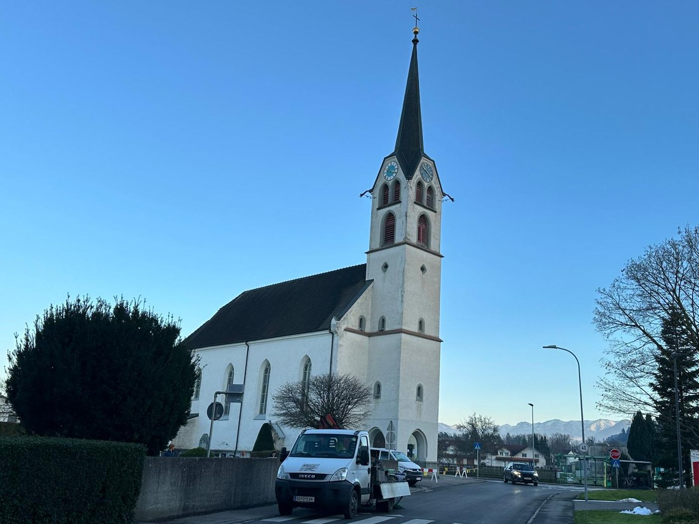 Bei der Kirche in Gaißau eine bröckelnde Fassade zu Absperrungen. Bei der Kirche in Gaißau eine bröckelnde Fassade zu Absperrungen.