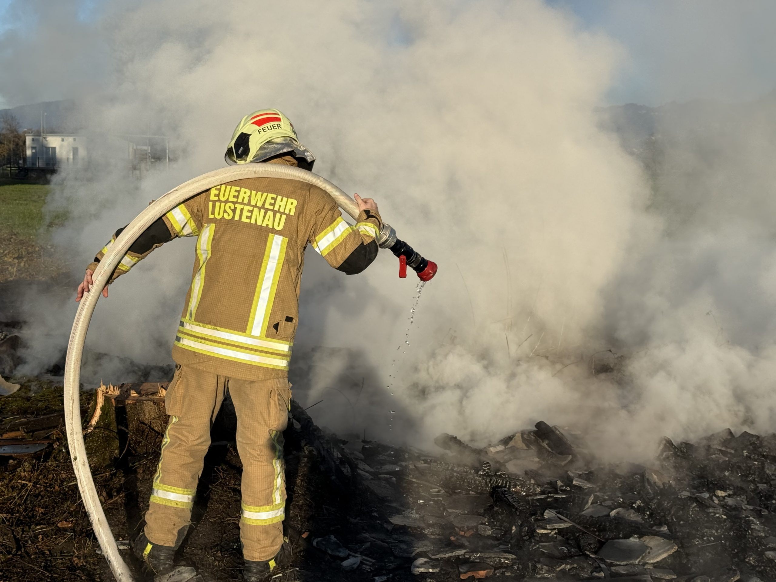 Eine Riedhütte in Lustenau wurde ein Raub der Flammen.