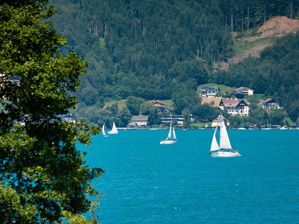 Am Attersee gilt im Sommer ein nächtliches Parkverbot.