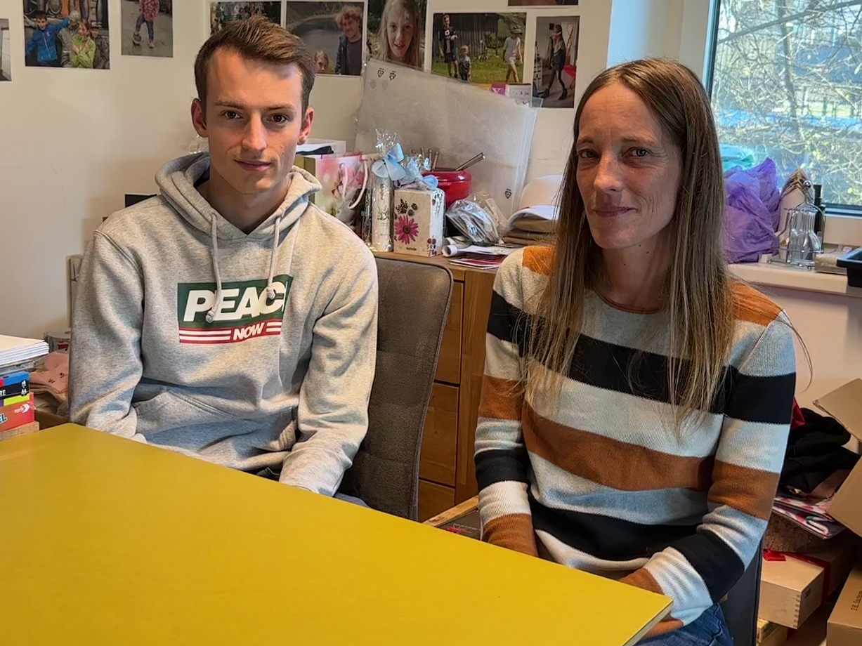 Martina Elbs organisiert die Weihnachtstombola, ihr Sohn Kevin erkrankte als Teenager an Krebs.