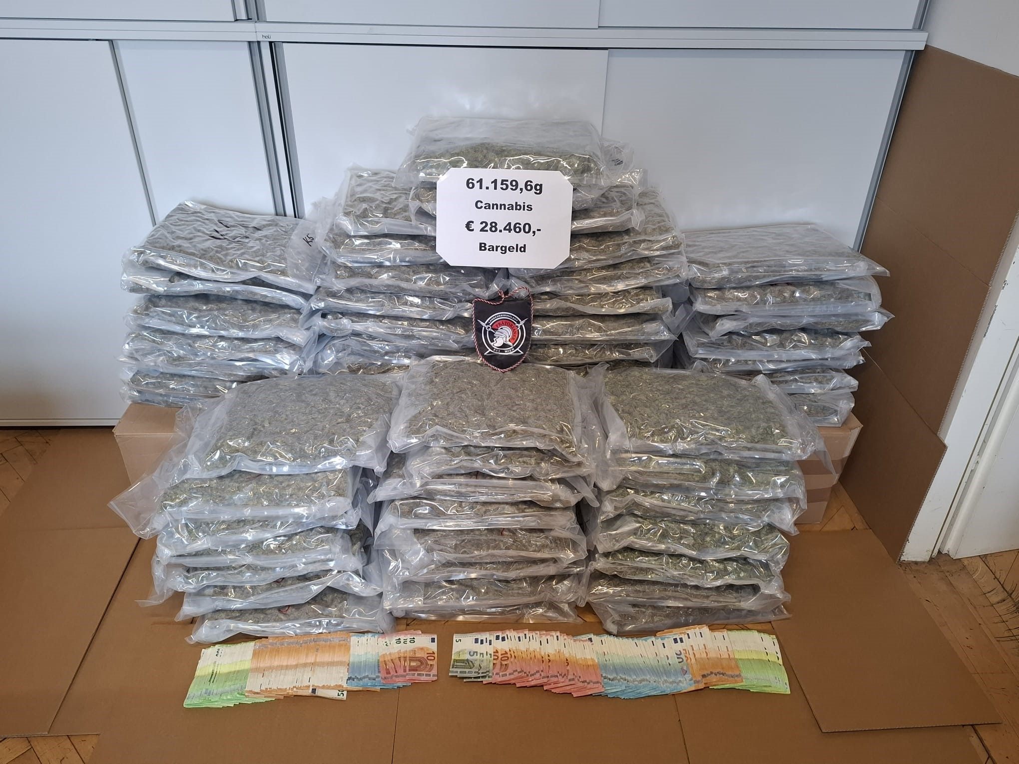 Die Wiener Polizei stellte insgesamt rund 61 Kilo Marihuana sicher. Die Wiener Polizei stellte insgesamt rund 61 Kilo Marihuana sicher.
