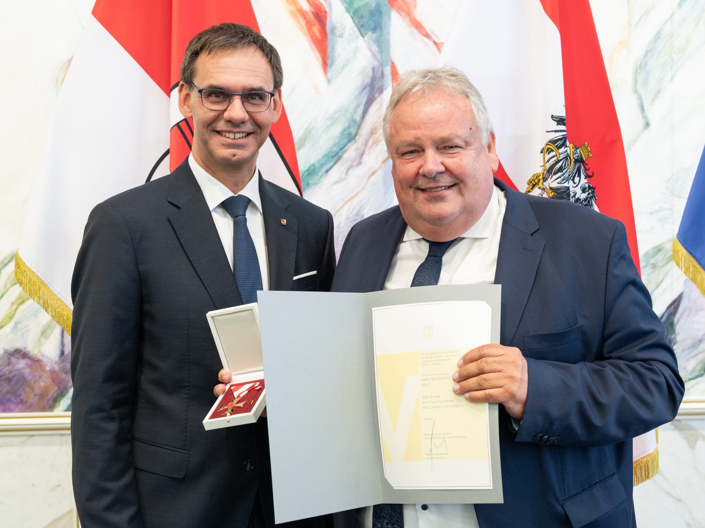 LH Markus Wallner überreicht Sulz Altbürgermeister Karl Wutschitz das große Verdienstzeichen vom Land Vorarlberg. LH Markus Wallner überreicht Sulz Altbürgermeister Karl Wutschitz das große Verdienstzeichen vom Land Vorarlberg.