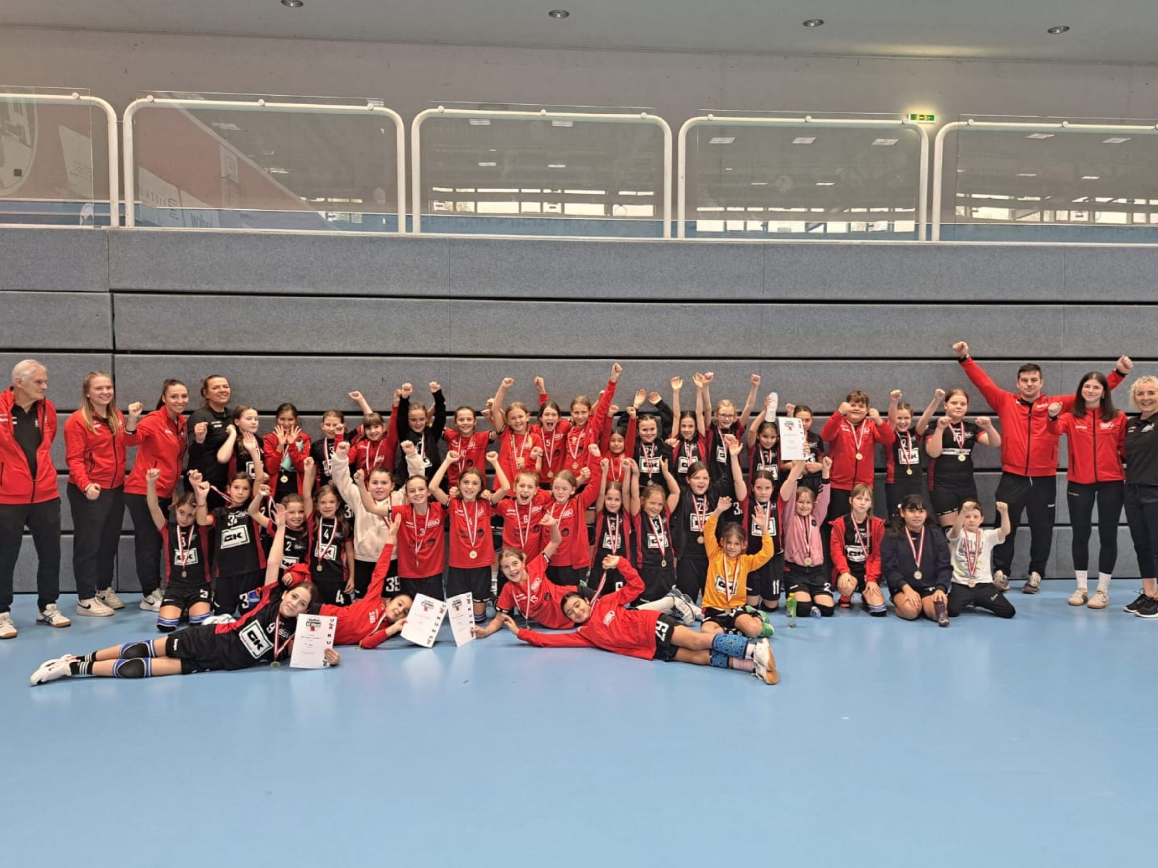 Die U10-Mädels des SSV Dornbirn-Schoren hatten beim Turnier in Hard auch viel Spaß. Die U10-Mädels des SSV Dornbirn-Schoren hatten beim Turnier in Hard auch viel Spaß.