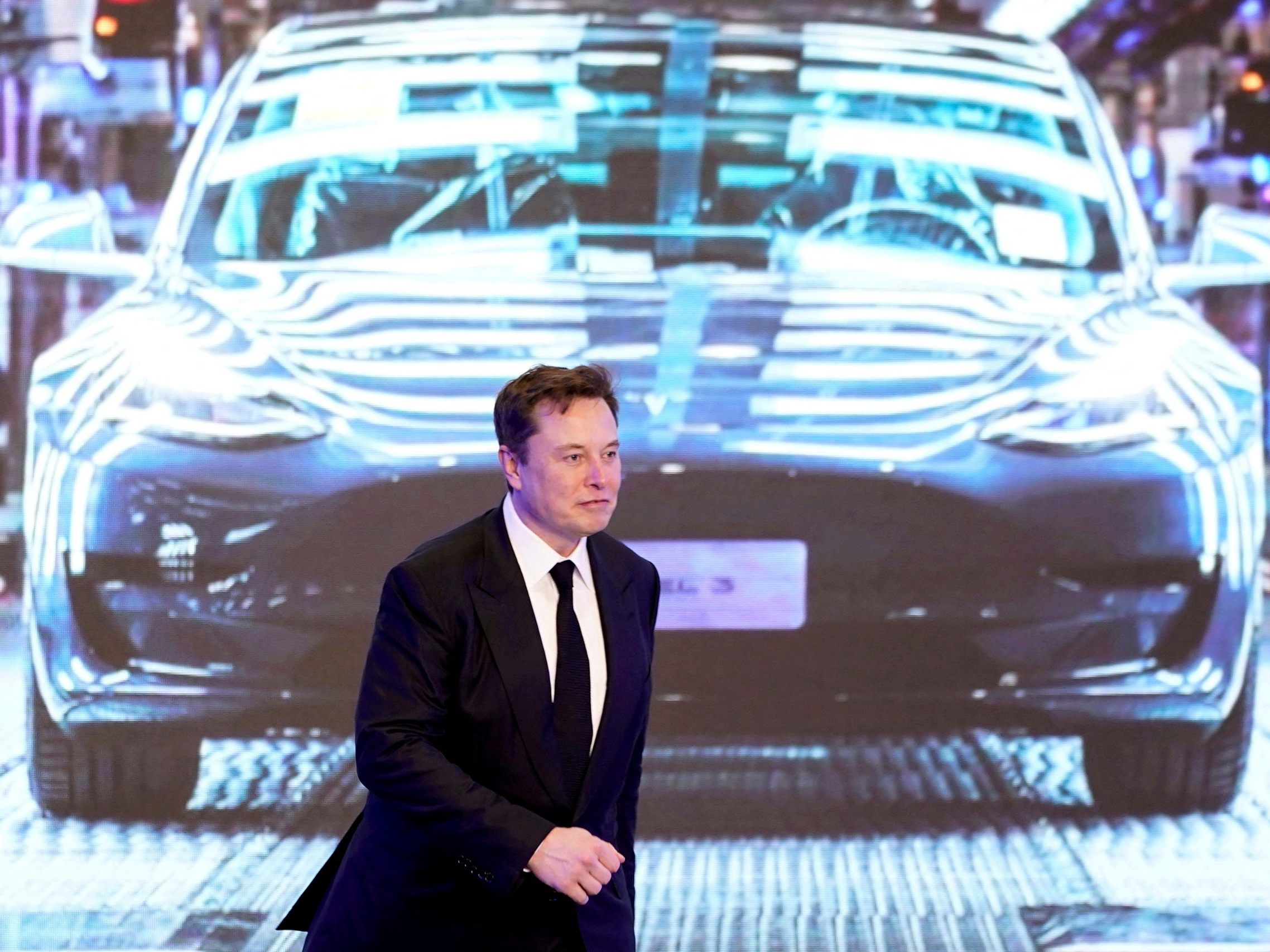 Elon Musk freut sich über den Wert von Tesla.