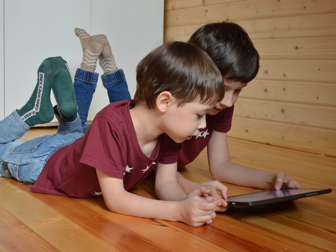 58 Prozent der Fünf- bis Achtjährigen haben schon ein Handy oder Tablet. 58 Prozent der Fünf- bis Achtjährigen haben schon ein Handy oder Tablet.