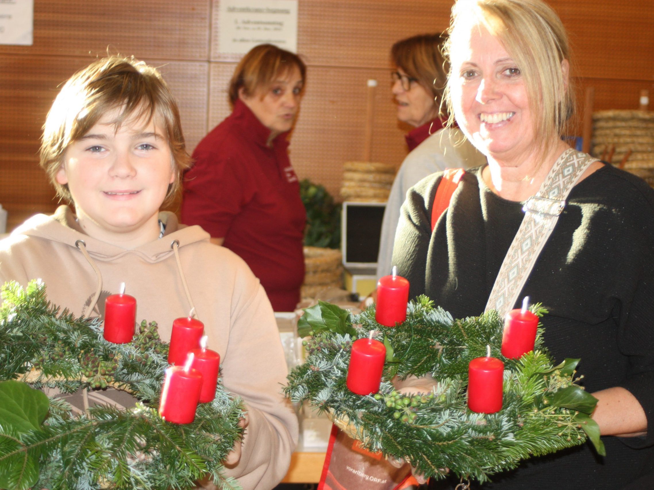 Petra und Noel haben zwei neue Adventkränze im Vereinshaus erstellt. Petra und Noel haben zwei neue Adventkränze im Vereinshaus erstellt.