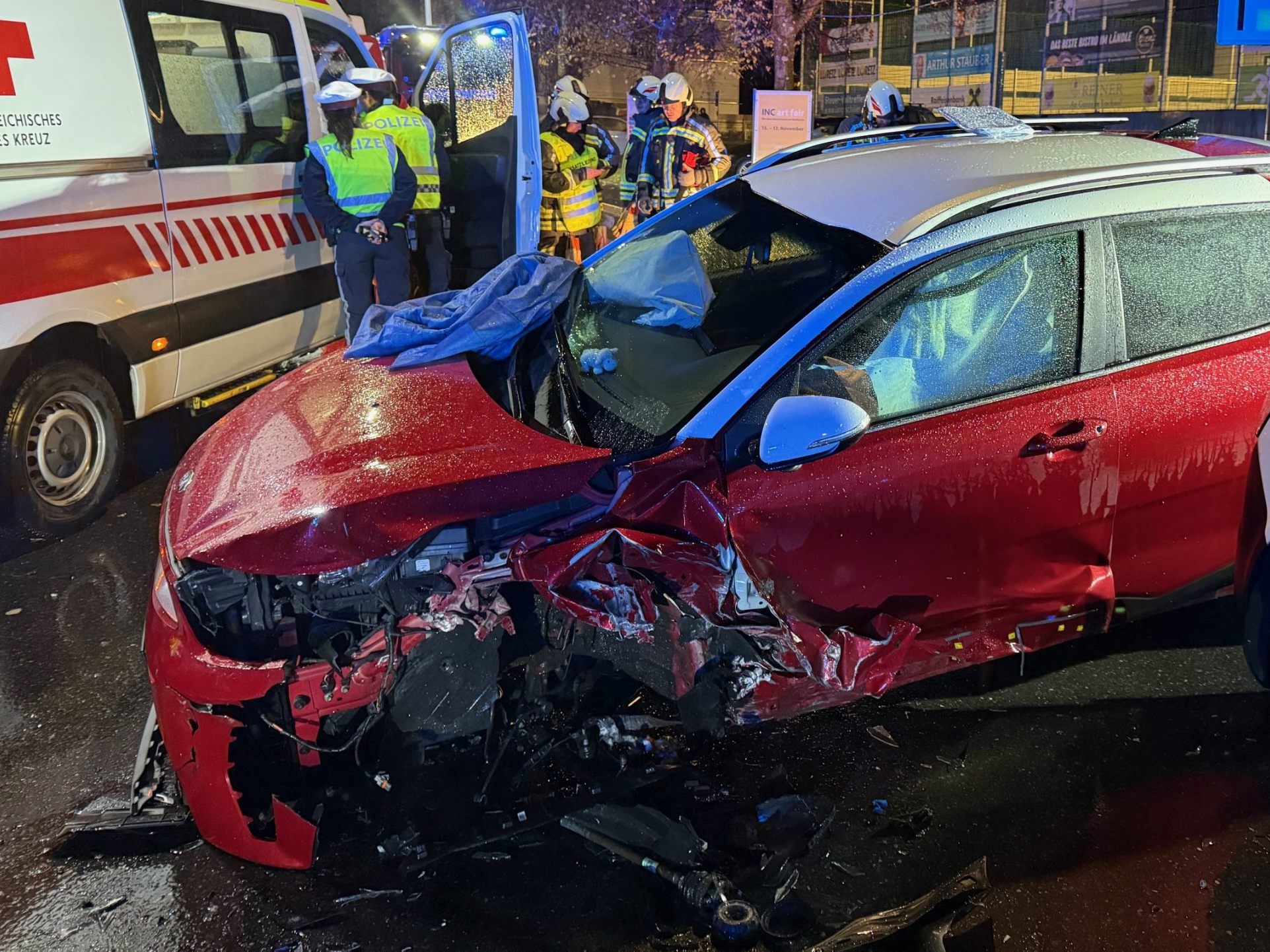 Die beteiligten Fahrzeuge wurden schwer beschädigt