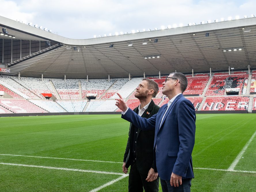 David Bruce (links), Chief Business Officer von Sunderland AFC, mit Paul Kilburn (rechts), Zumtobel Group Managing Director UK & Irland David Bruce (links), Chief Business Officer von Sunderland AFC, mit Paul Kilburn (rechts), Zumtobel Group Managing Director UK & Irland
