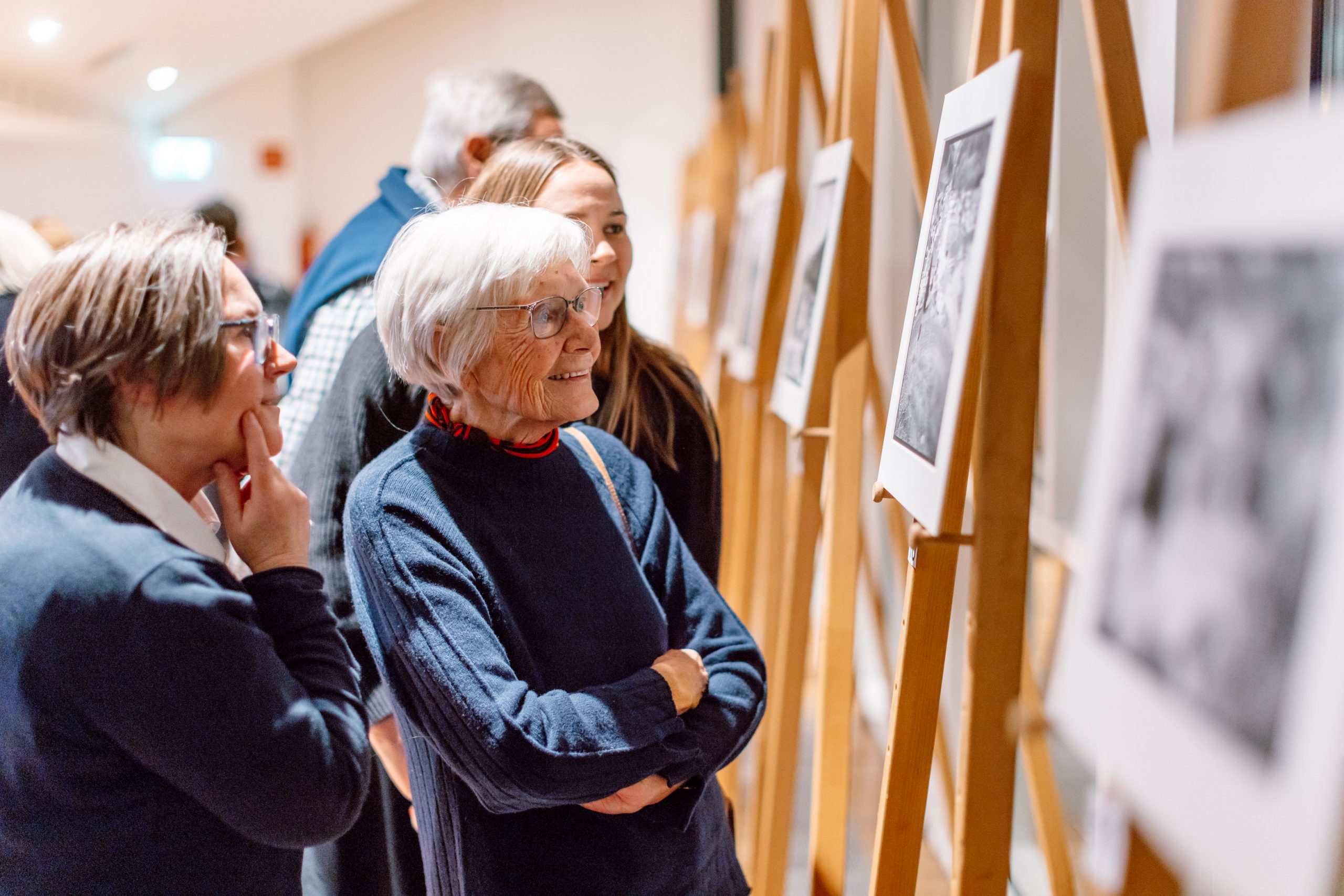 Die Fotoausstellung wurde mit großem Interesse begutachtet. Die Fotoausstellung wurde mit großem Interesse begutachtet.