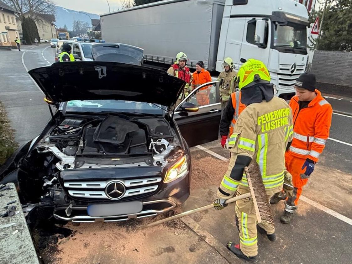 Mercedes nach Kolission mit Mauer schwer beschädigt. Mercedes nach Kolission mit Mauer schwer beschädigt.
