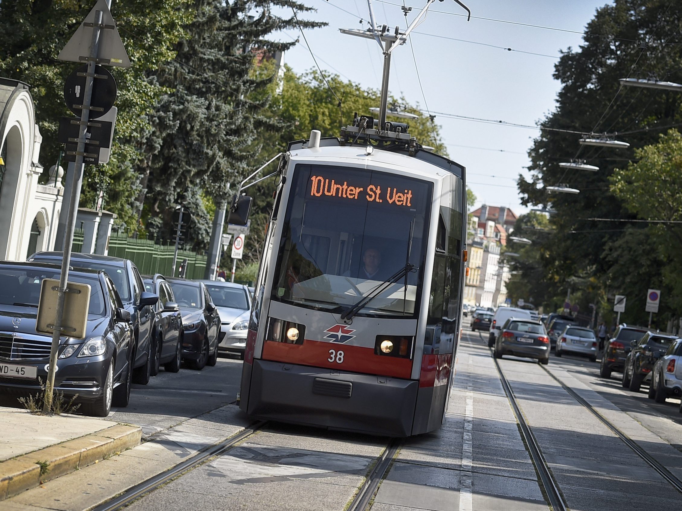 Schwerer Bim-Unfall in Wien-Hietzing. Schwerer Bim-Unfall in Wien-Hietzing.