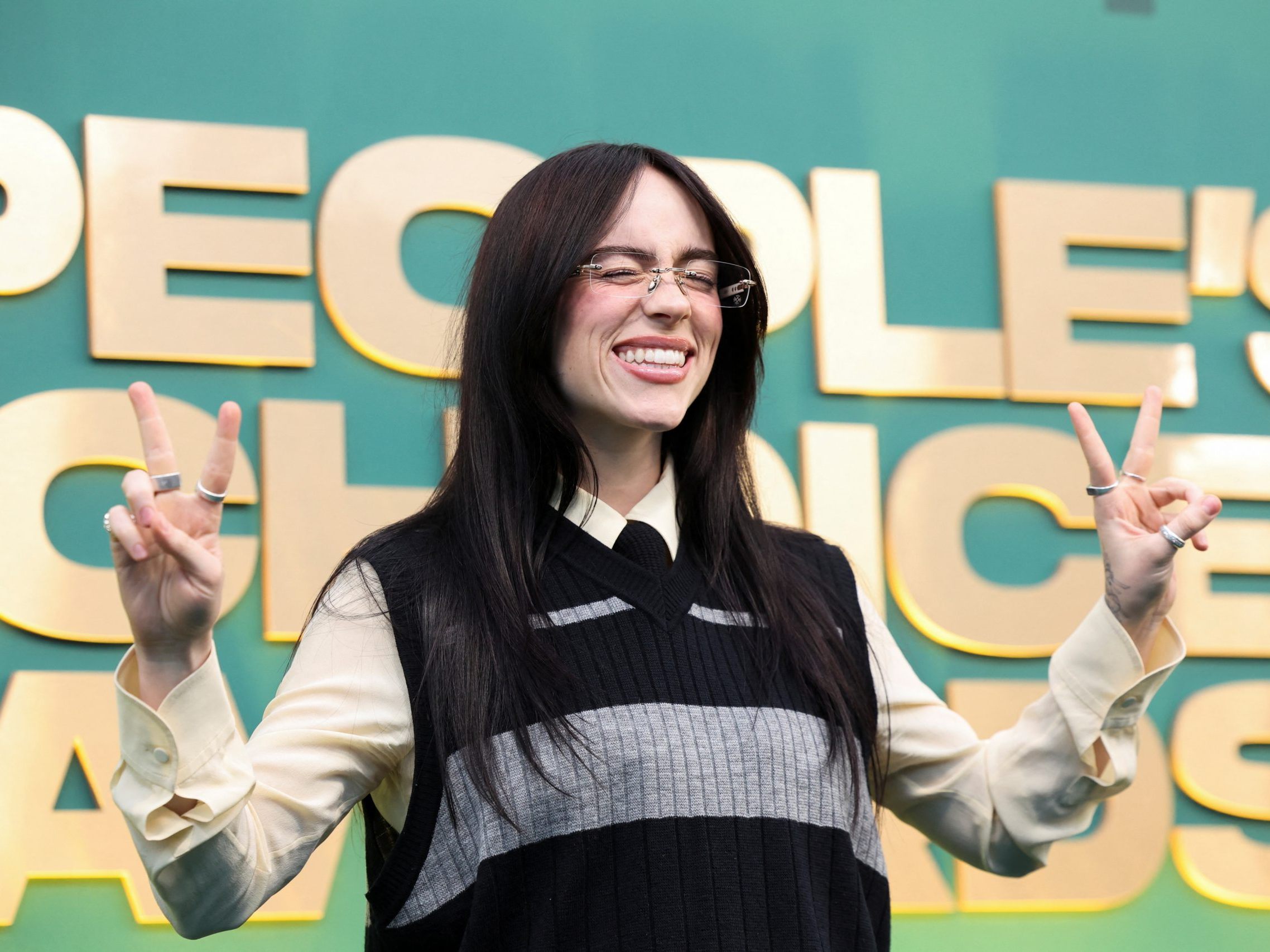 Billie Eilish und Finneas schreiben mit Schülern einen einzigartigen Song. Billie Eilish und Finneas schreiben mit Schülern einen einzigartigen Song.
