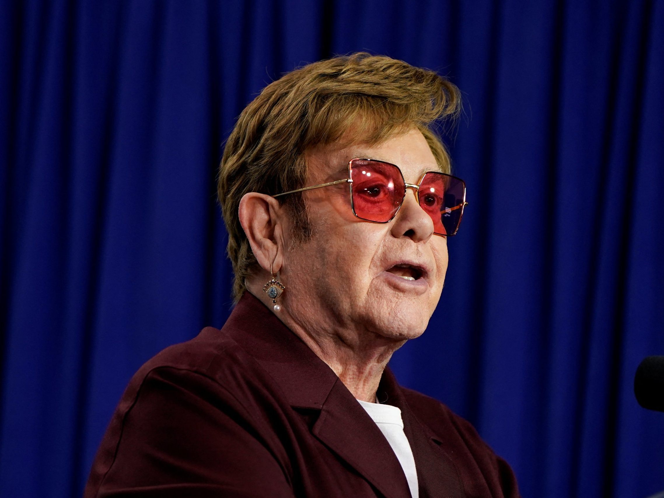 Seit längerem kämpft Elton John mit den Folgen einer Augeninfektion.