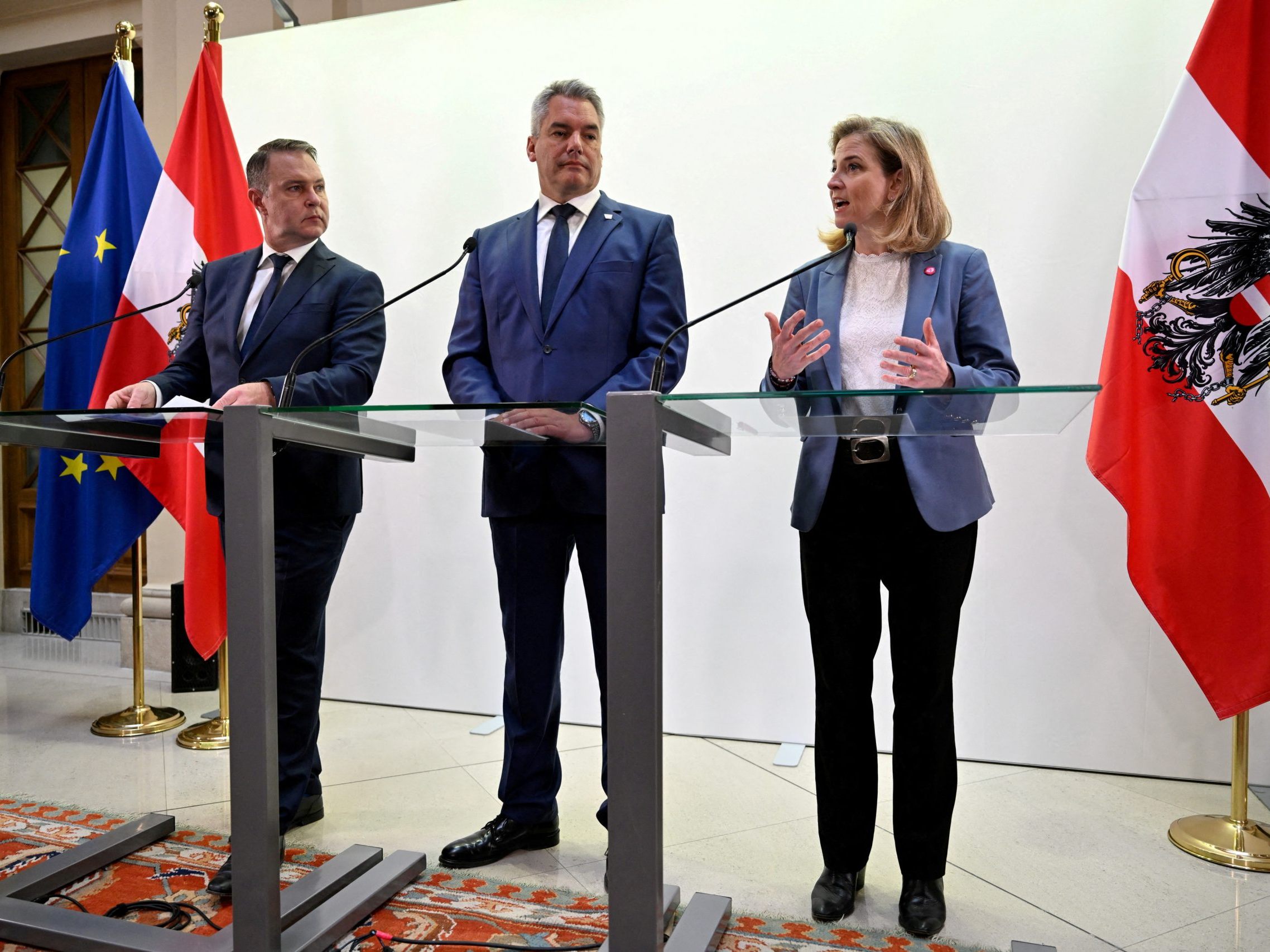 ÖVP, SPÖ und NEOS müssen sich auf Einsparungsrahmen einigen. ÖVP, SPÖ und NEOS müssen sich auf Einsparungsrahmen einigen.