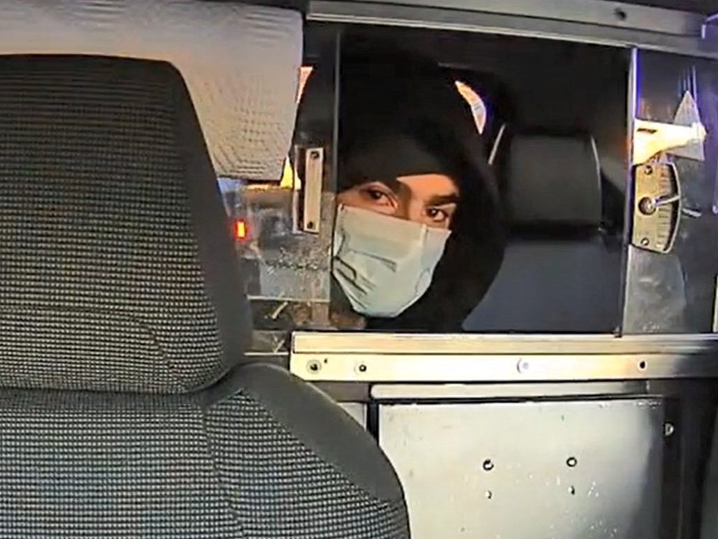 Ein Bild der Person, die im Zusammenhang mit den Ermittlungen zum Tod von Brian Thompson gesucht wurde. Die Aufnahme stammt aus einer Überwachungskamera eines Taxis.