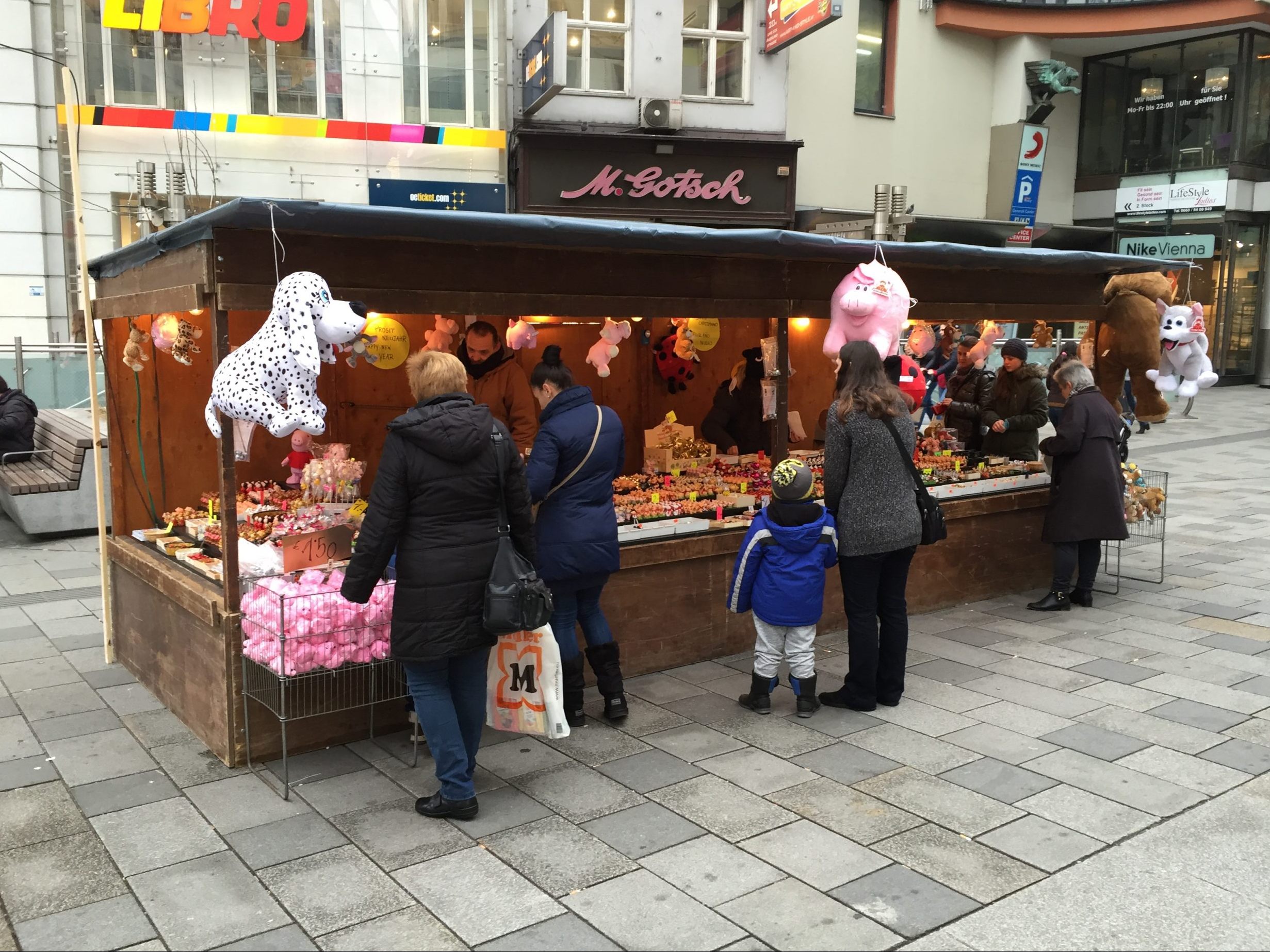 An 183 Orten in Wien können Glücksschweinderln, andere Glücksbringer, Silvesterartikel und Scherzartikel erworben werden.