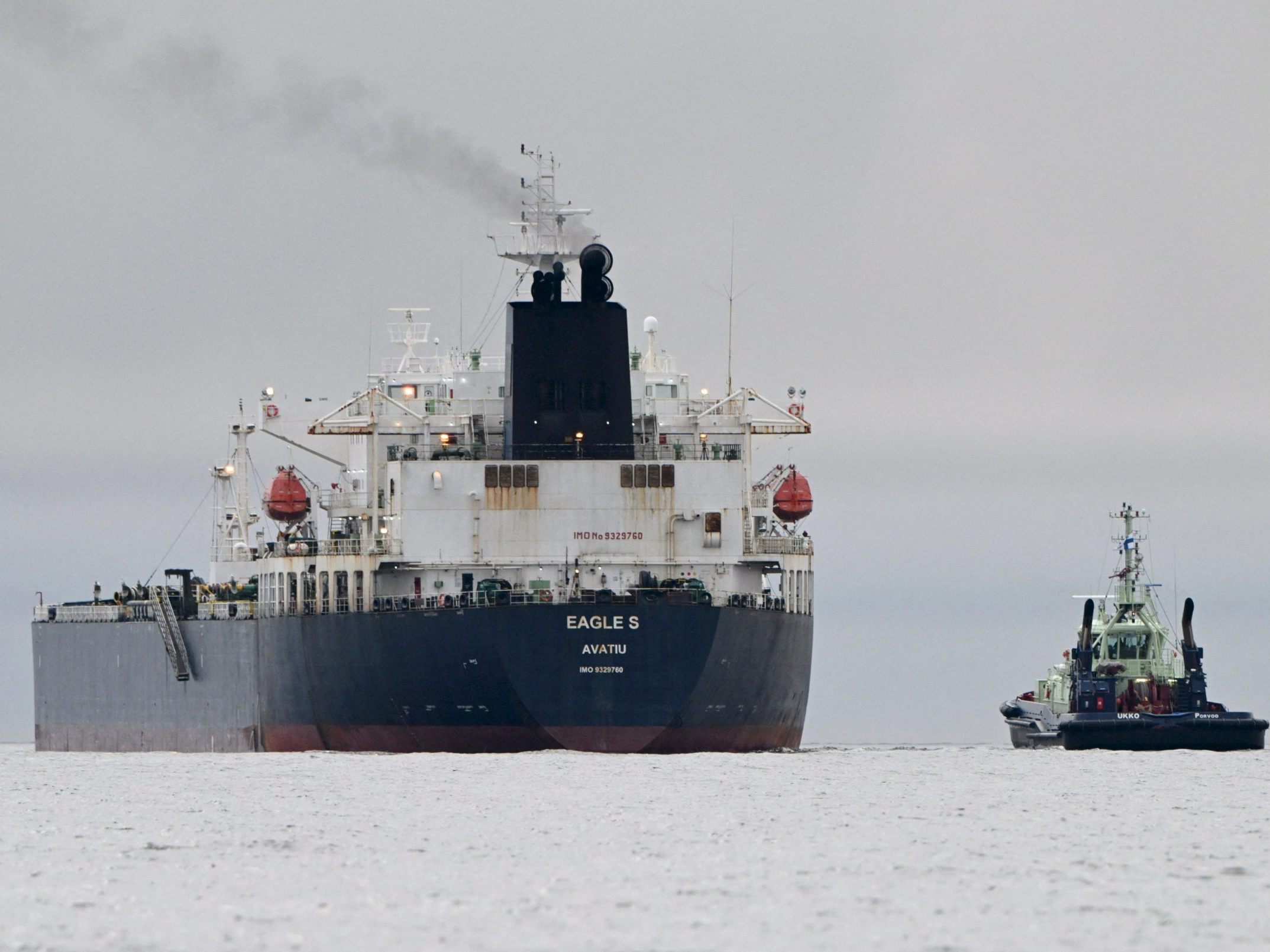 Der russische Öltanker "Eagle S" neben einem finnischen Zugboot. Der russische Öltanker "Eagle S" neben einem finnischen Zugboot.