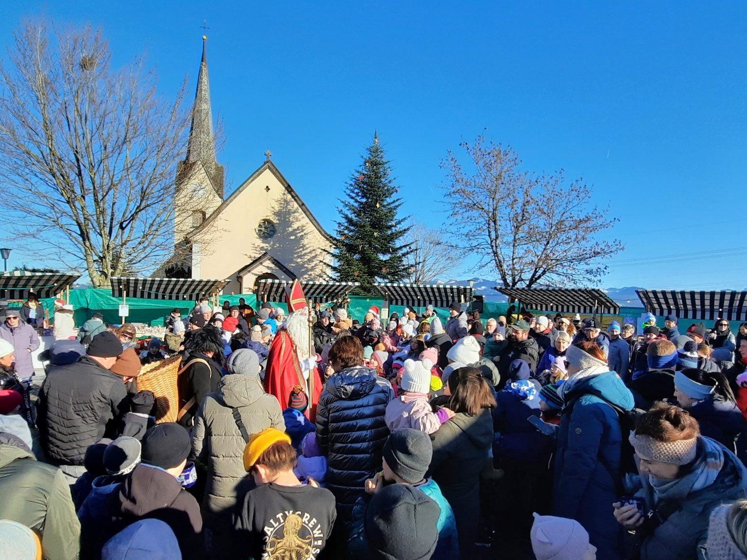 „Das Markttreiben in der kleinen Gemeinde ist wirklich beeindruckend“, resümierten viele Gäste beim Blick auf den Bucher Dorfplatz. „Das Markttreiben in der kleinen Gemeinde ist wirklich beeindruckend“, resümierten viele Gäste beim Blick auf den Bucher Dorfplatz.