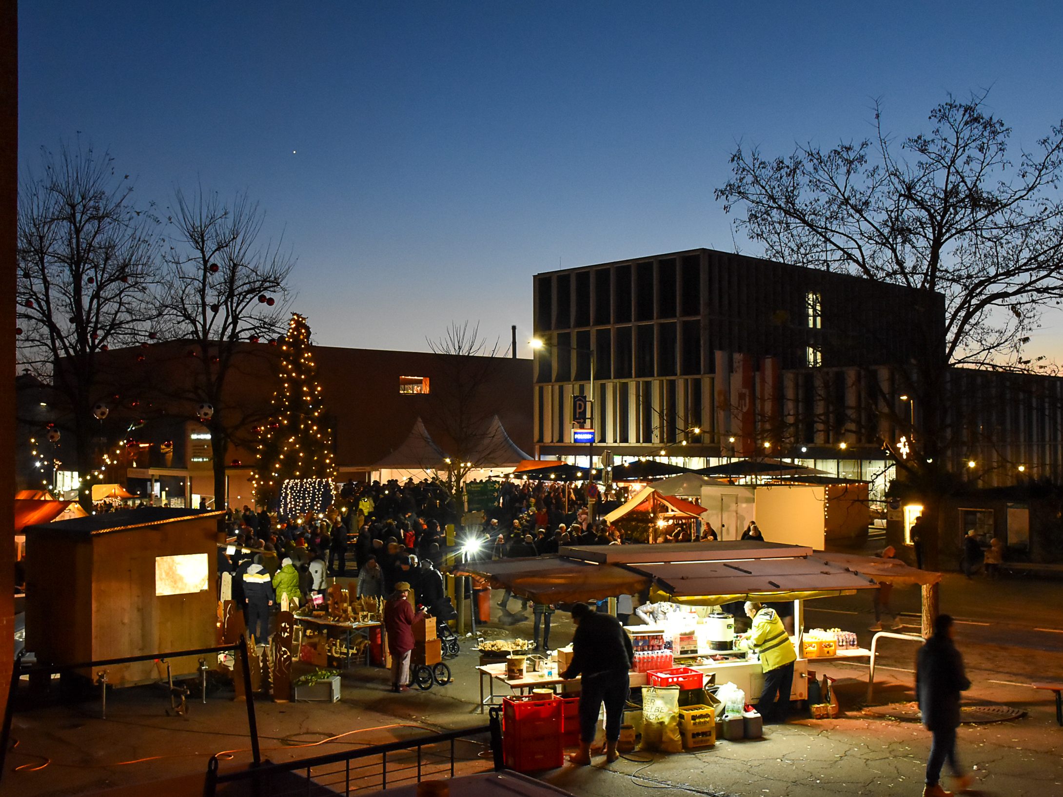Der festlich dekorierte Dorfplatz war Treffpunkt für zahlreiche Besucher*innen aus Lochau und der Region Der festlich dekorierte Dorfplatz war Treffpunkt für zahlreiche Besucher*innen aus Lochau und der Region