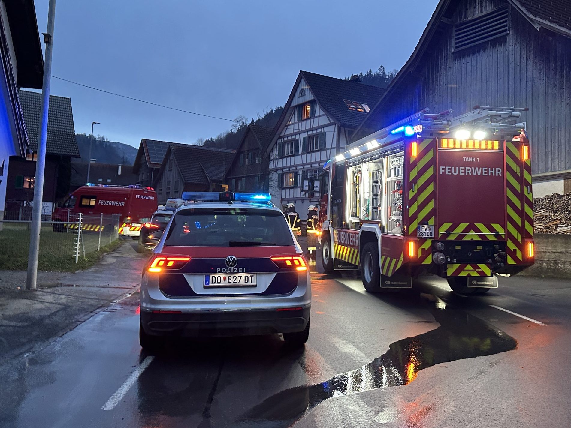 Die Feuerwehr war mit drei Fahrzeugen im Einsatz. Die Feuerwehr war mit drei Fahrzeugen im Einsatz.