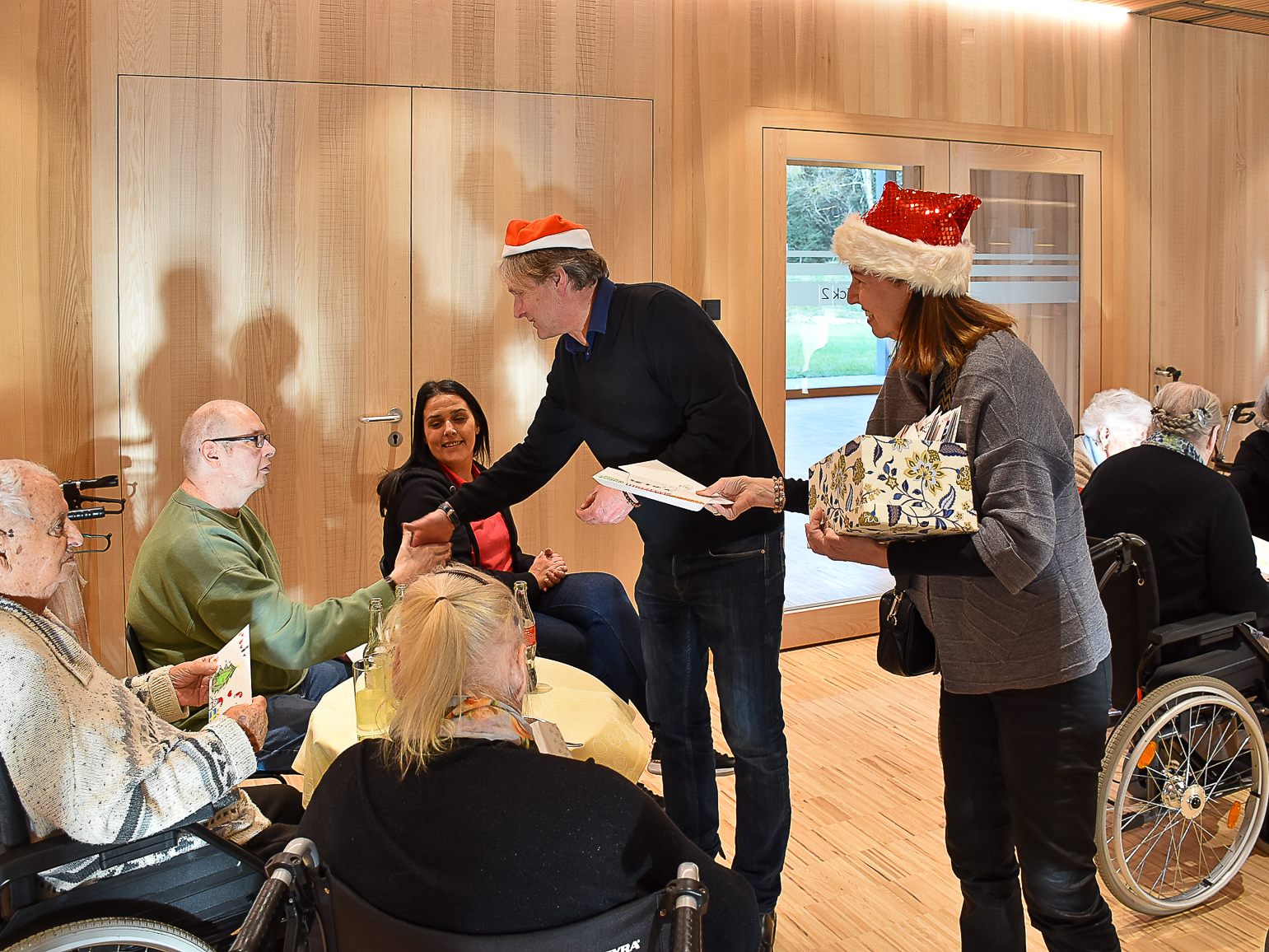 Die Weihnachtskarten der Schüler*innen wurden an die Bewohner*innen des Pflegeheims Jesuheim übergeben