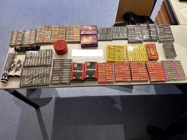Vier Wiener wurden mit verbotenen Pyro-Gegenständen im Auto in NÖ angehalten. Vier Wiener wurden mit verbotenen Pyro-Gegenständen im Auto in NÖ angehalten.