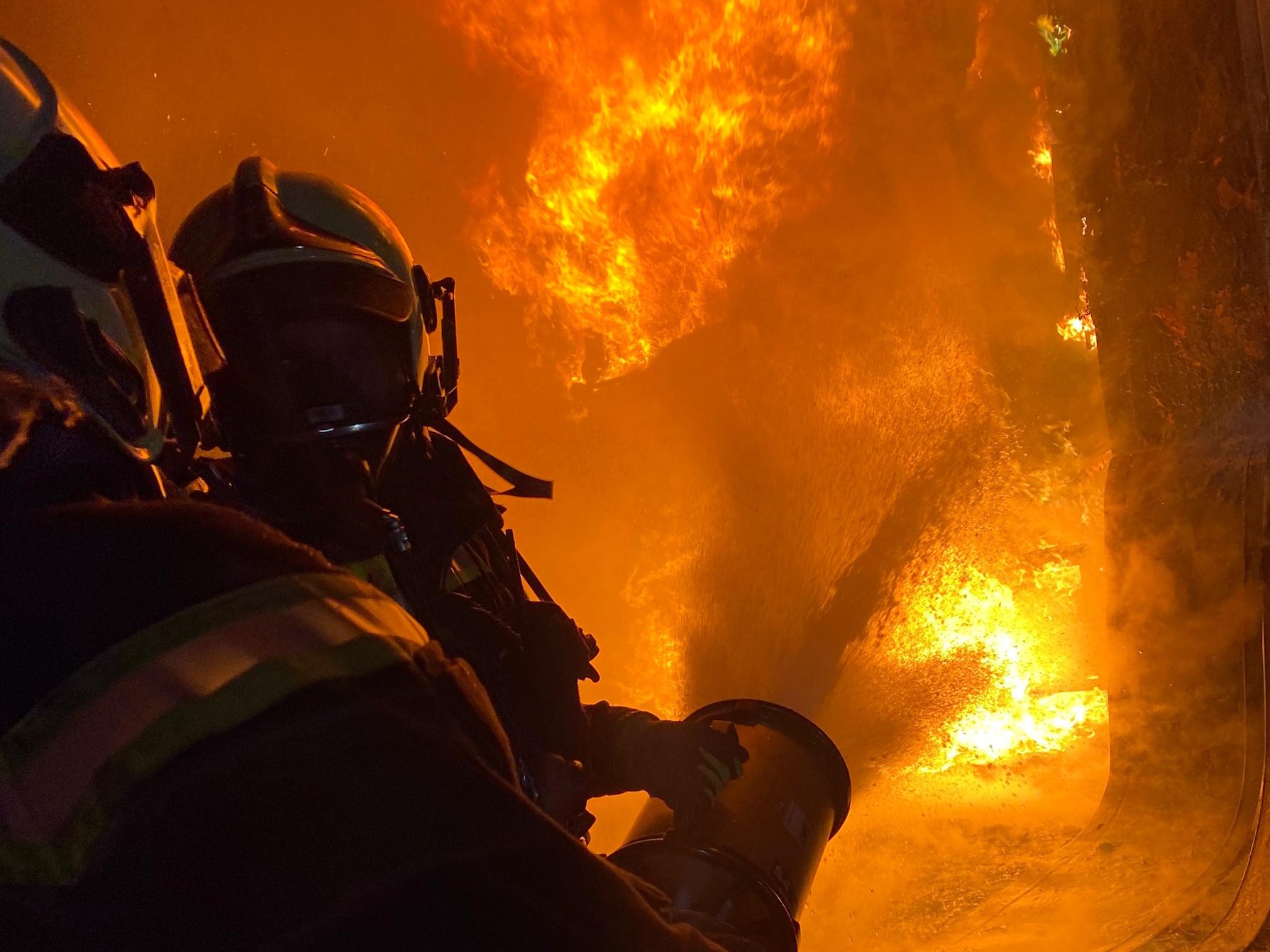 Die Freiwillige Feuerwehr Wiener Neustadt löschte eine Lkw-Zugmaschine.