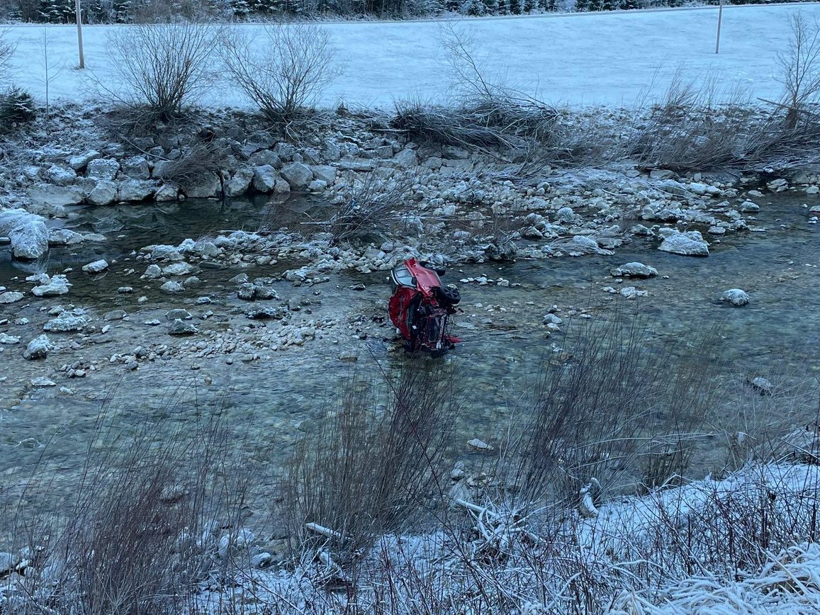 Das Unfallauto blieb 31 Meter vom Ufer entfernt im Wasser liegen. Das Unfallauto blieb 31 Meter vom Ufer entfernt im Wasser liegen.