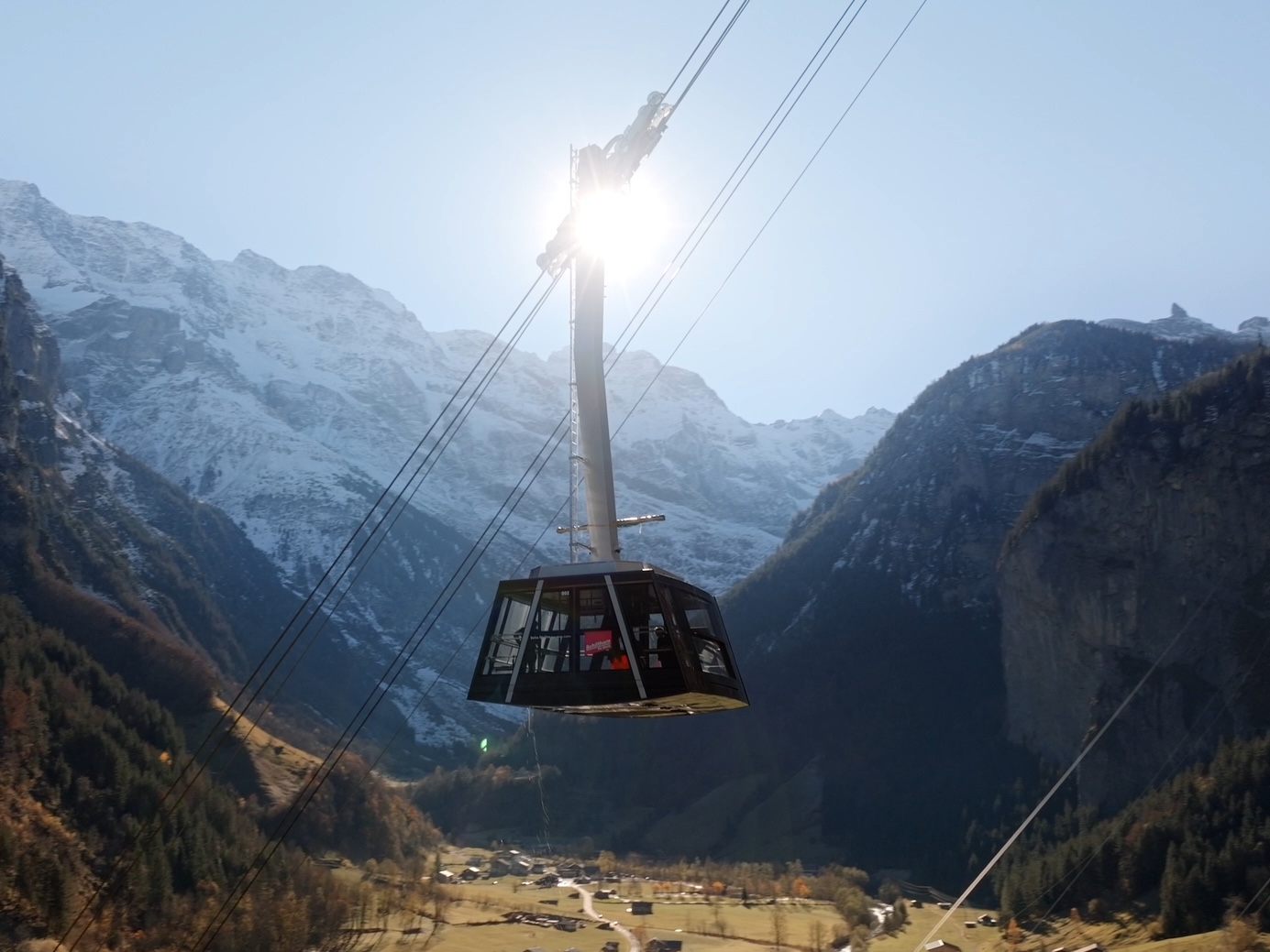 Garaventa eröffnet weltweit steilste Pendelbahn und erste Schweizer Funifor-Seilbahn.