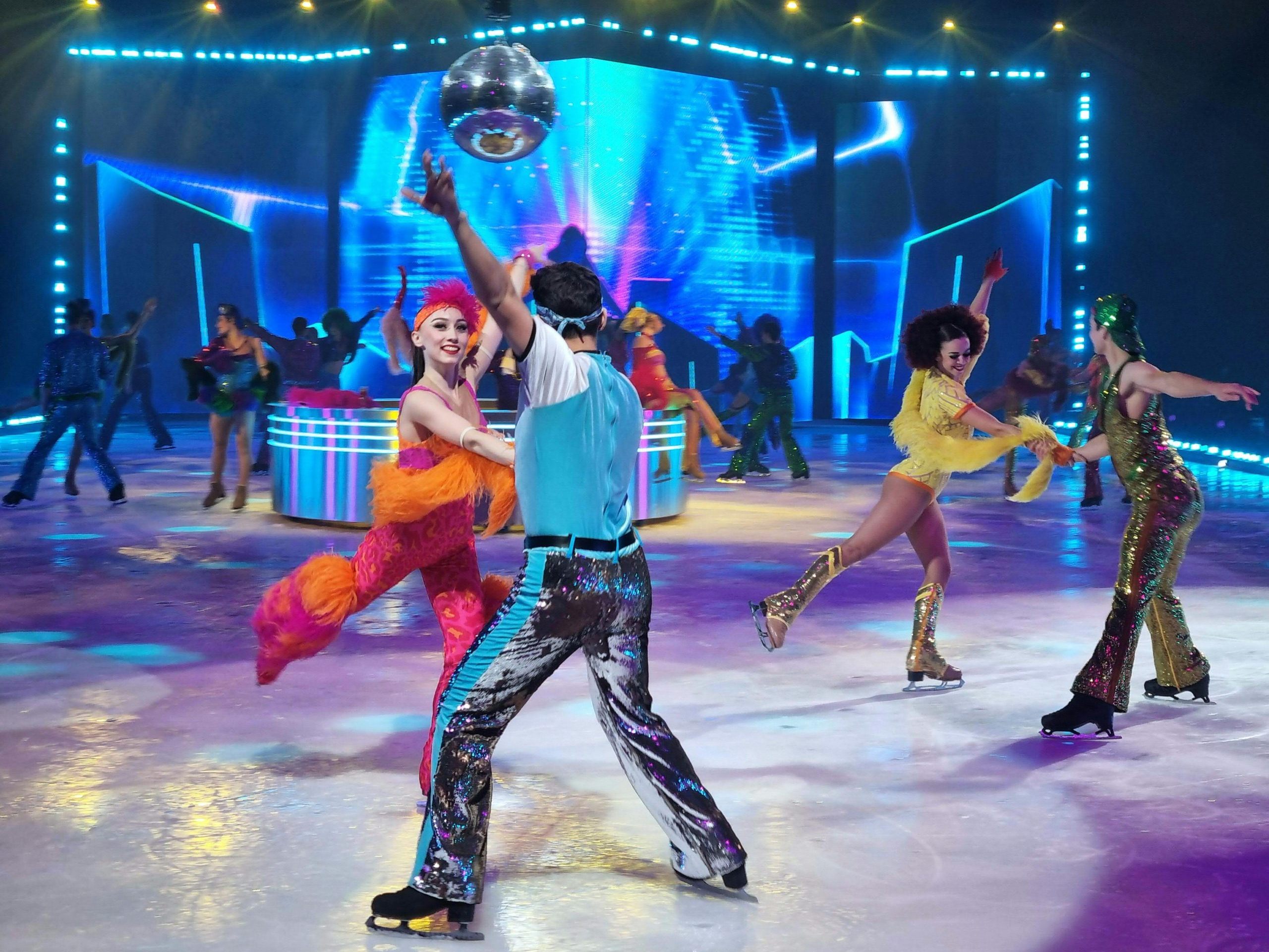 Herausfordernde Choreografien für das skatende Ensemble von Holiday on Ice. Herausfordernde Choreografien für das skatende Ensemble von Holiday on Ice.