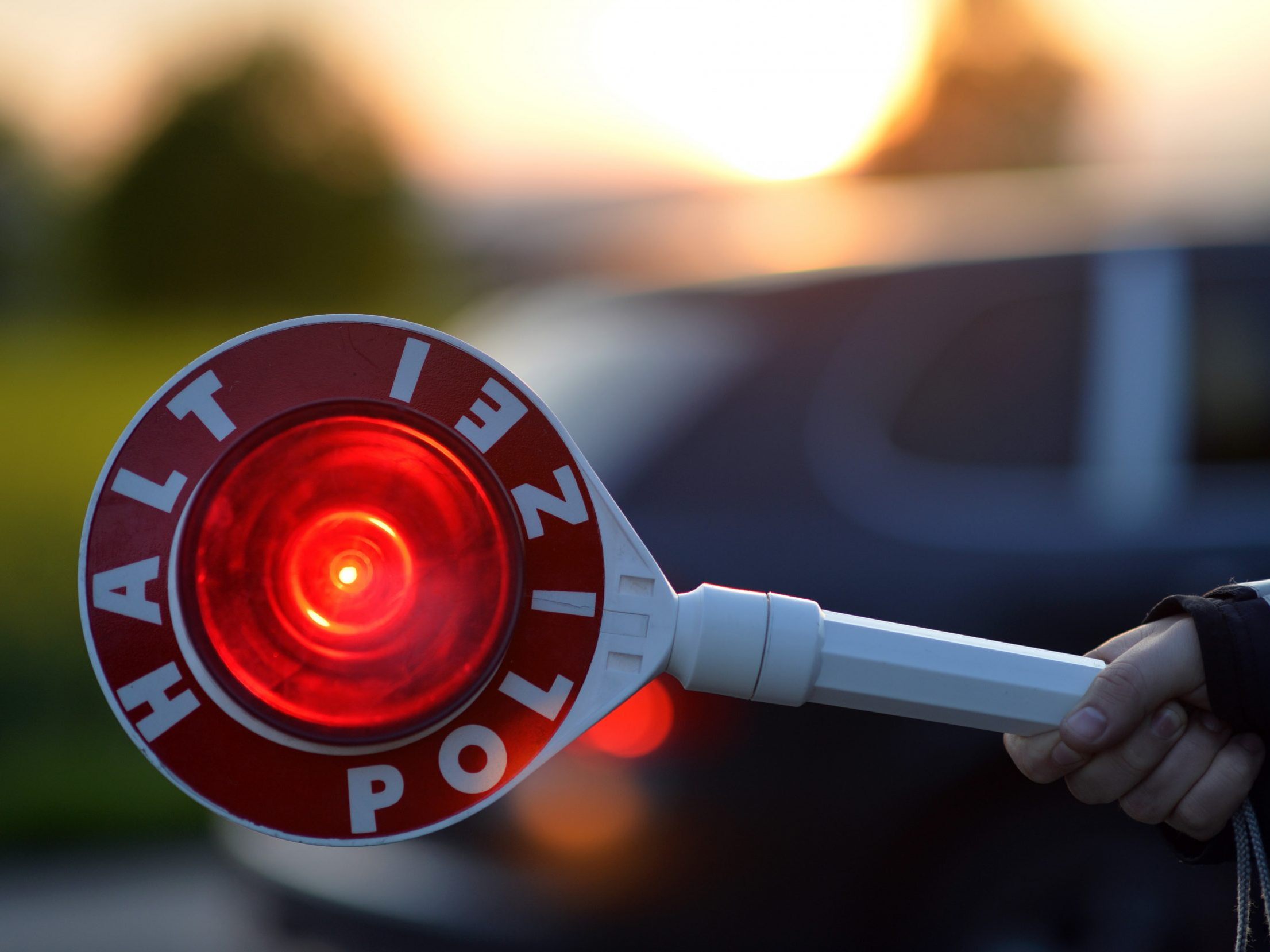 Die Polizei hielt den Lkw-Lenker an. Die Polizei hielt den Lkw-Lenker an.