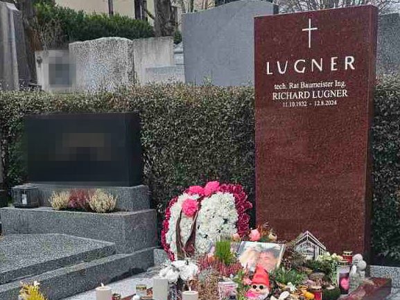 Der Grabstein in "Lugner Rot" wurde von Lugner persönlich ausgesucht.