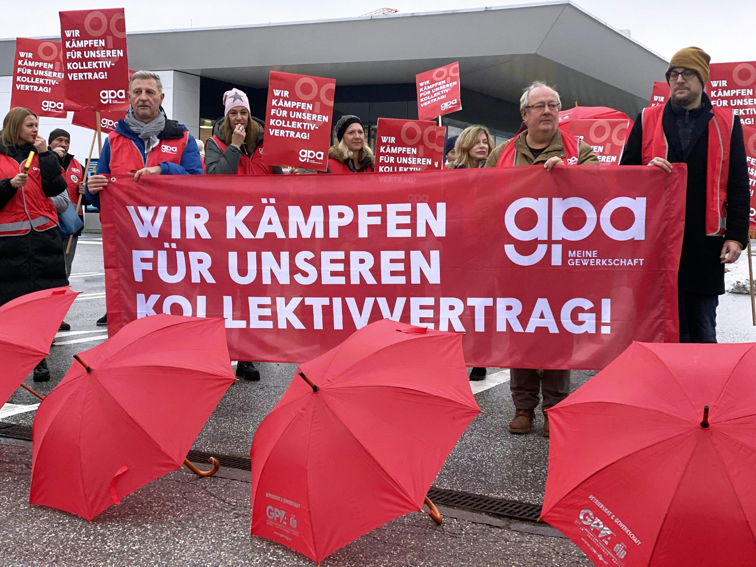 Der Kollektivvertrag gilt für mehr als 430.000 Angestellte in der heimischen Handelsbranche. Der Kollektivvertrag gilt für mehr als 430.000 Angestellte in der heimischen Handelsbranche.