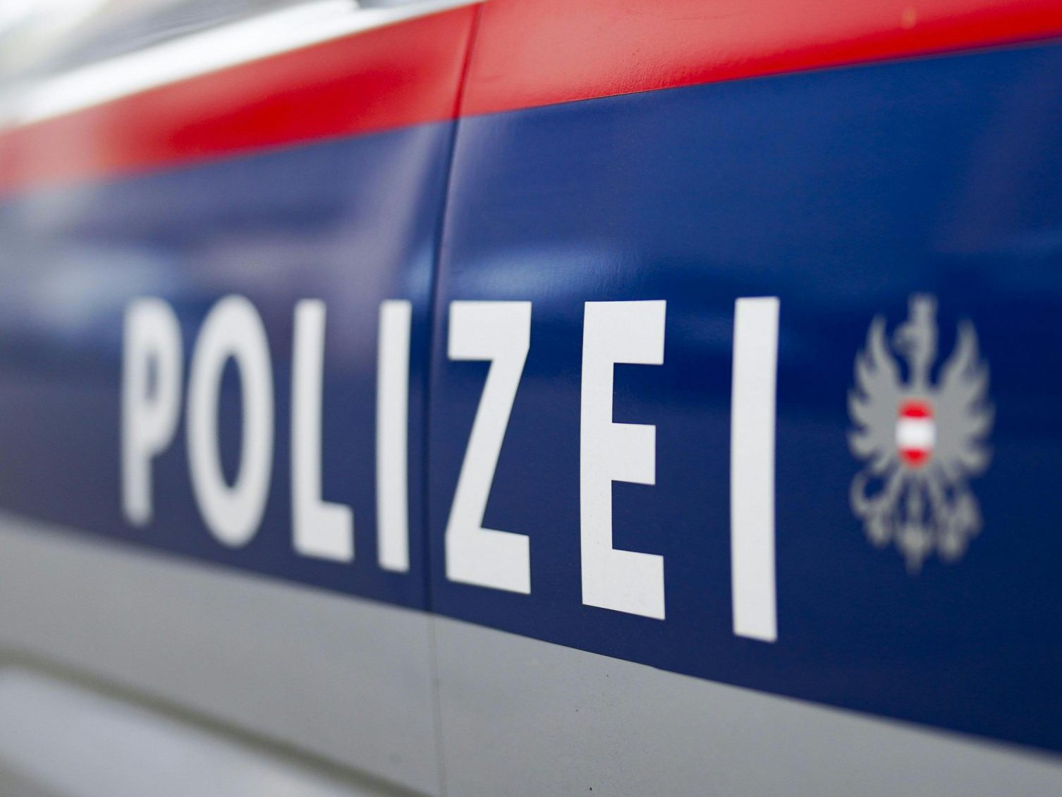Polizeieinsatz nach der Drohung gegen eine Frau. Polizeieinsatz nach der Drohung gegen eine Frau.