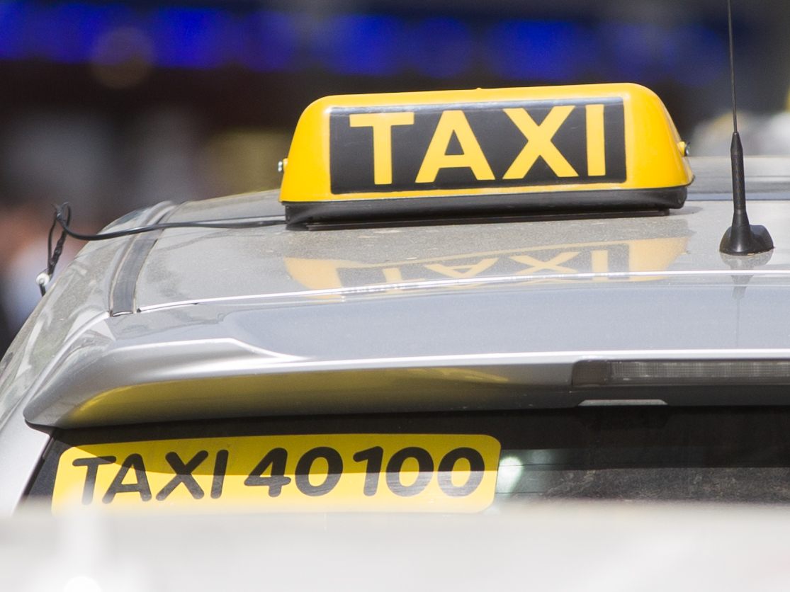 Der Taxi- und Fahrtendienst-KV bringt künftig 2.000 Euro Mindestlohn.
