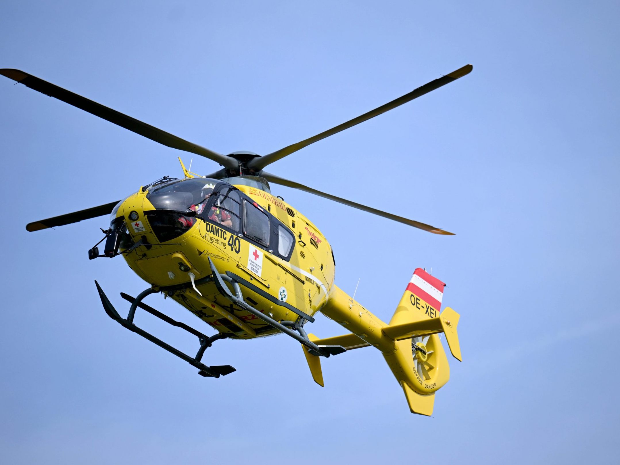 Der Pkw wurde nach dem Anprall auf ein Feld geschleudert und blieb auf dem Dach liegen. Der Pkw wurde nach dem Anprall auf ein Feld geschleudert und blieb auf dem Dach liegen.