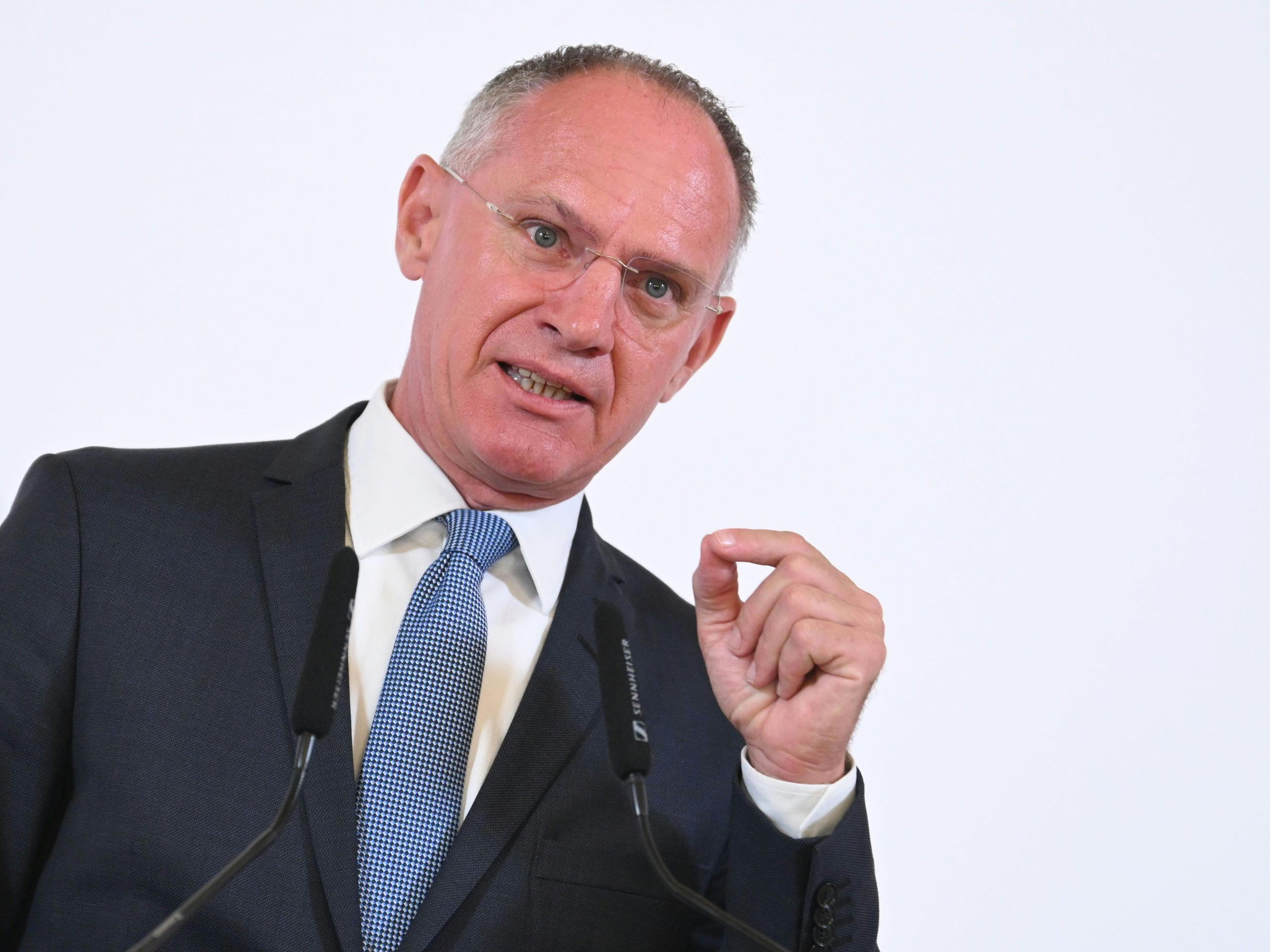 Innenminister freut sich über den Anstieg bei den Bewerbungen.
