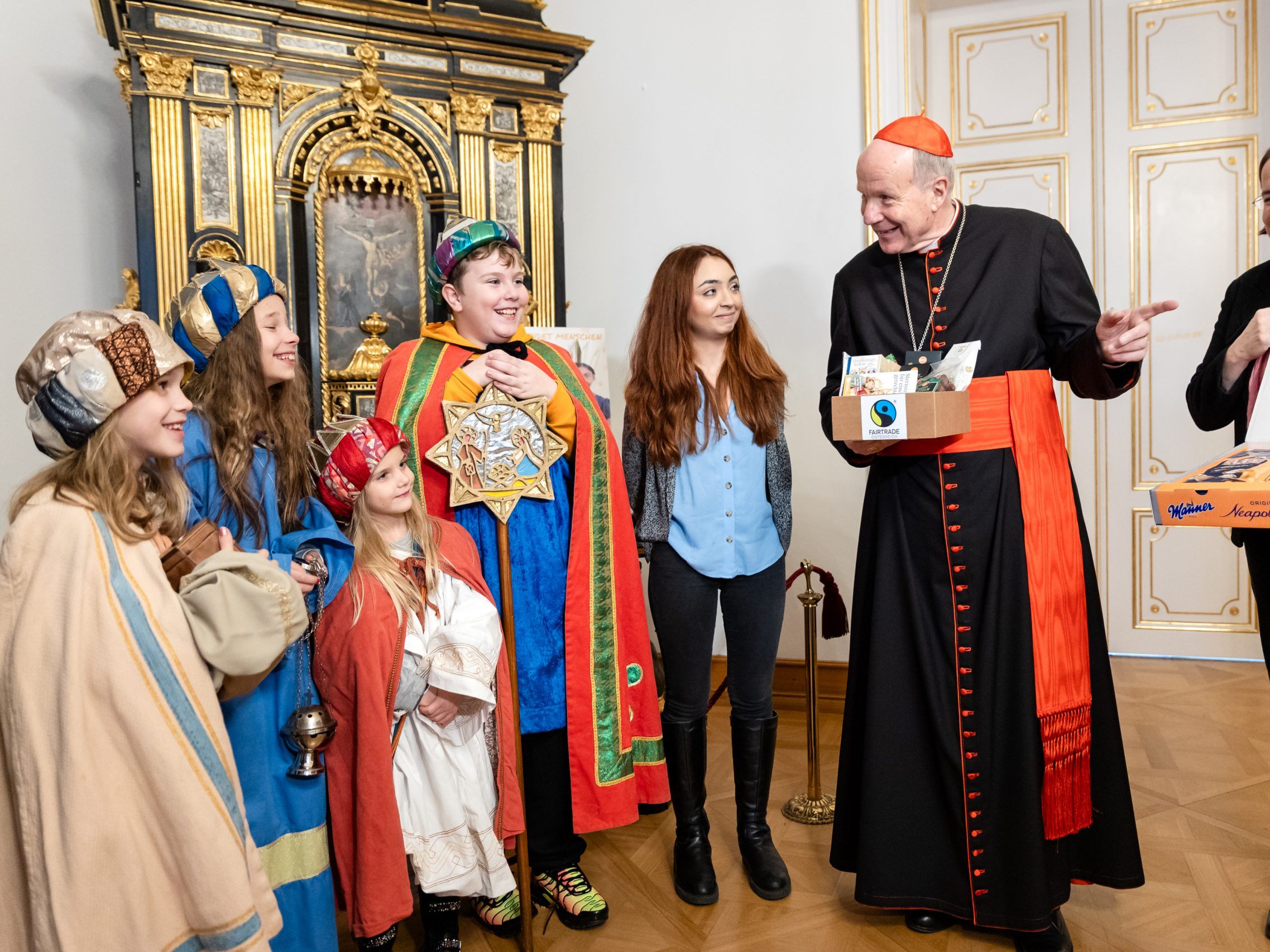 Die Sternsinger bei ihrem Besuch bei Kardinal Christoph Schönborn.
