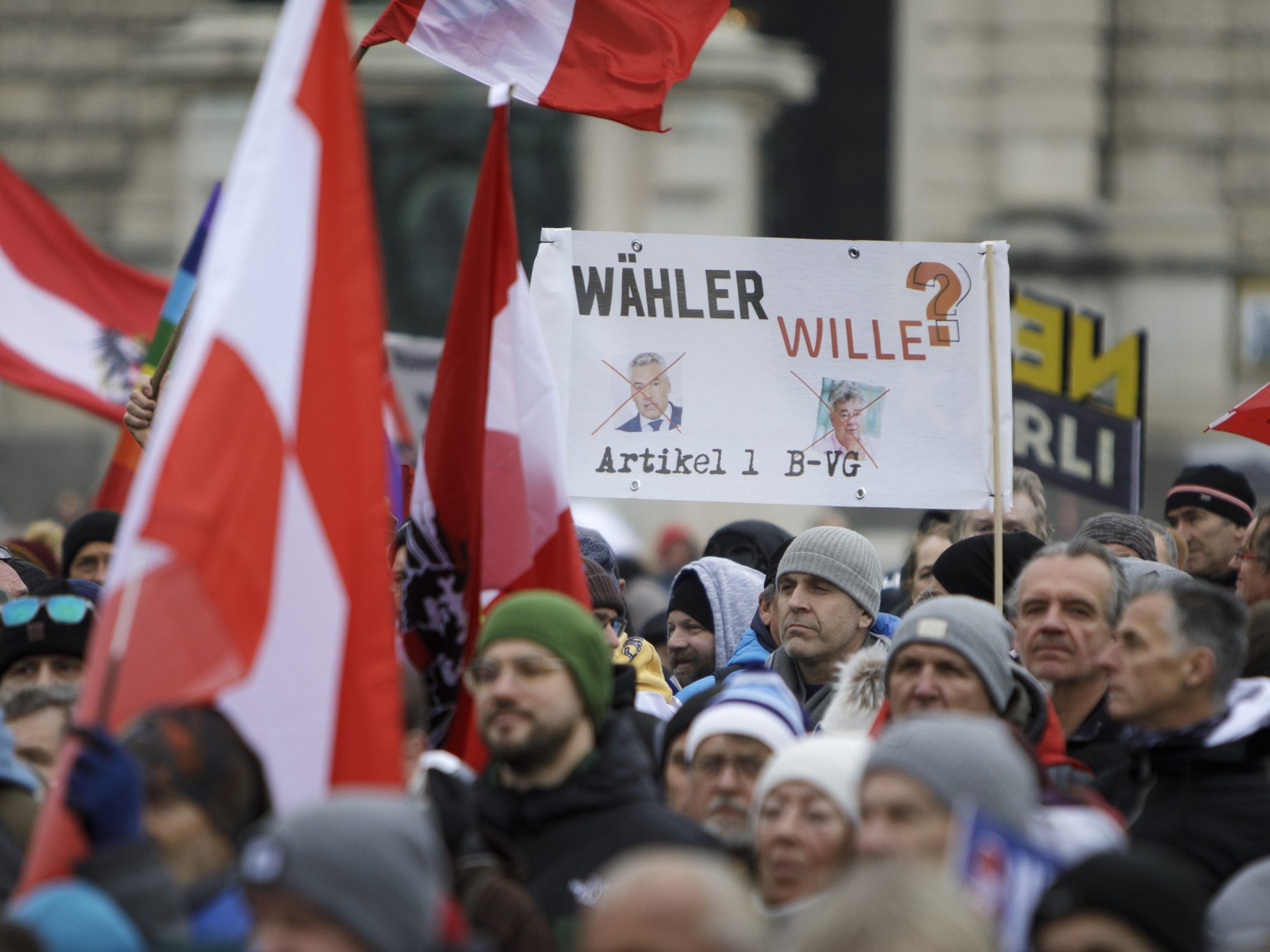 FPÖ-Anhänger versammelten sich zu einer Standkundgebung am Wiener Heldenplatz. FPÖ-Anhänger versammelten sich zu einer Standkundgebung am Wiener Heldenplatz.