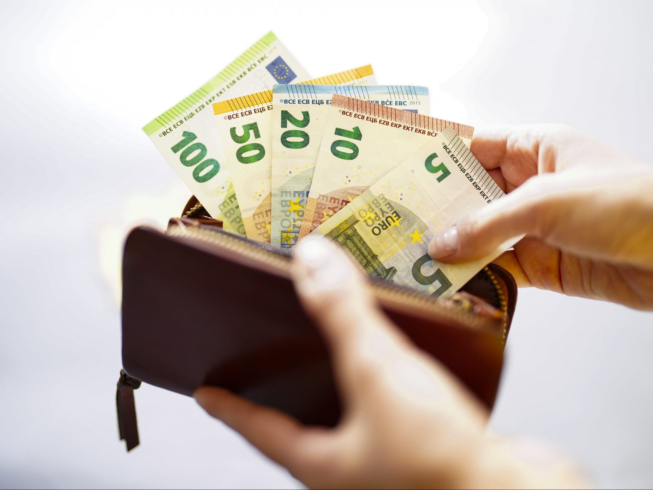 Gehälter von Geringverdienern werden weniger wert. Gehälter von Geringverdienern werden weniger wert.
