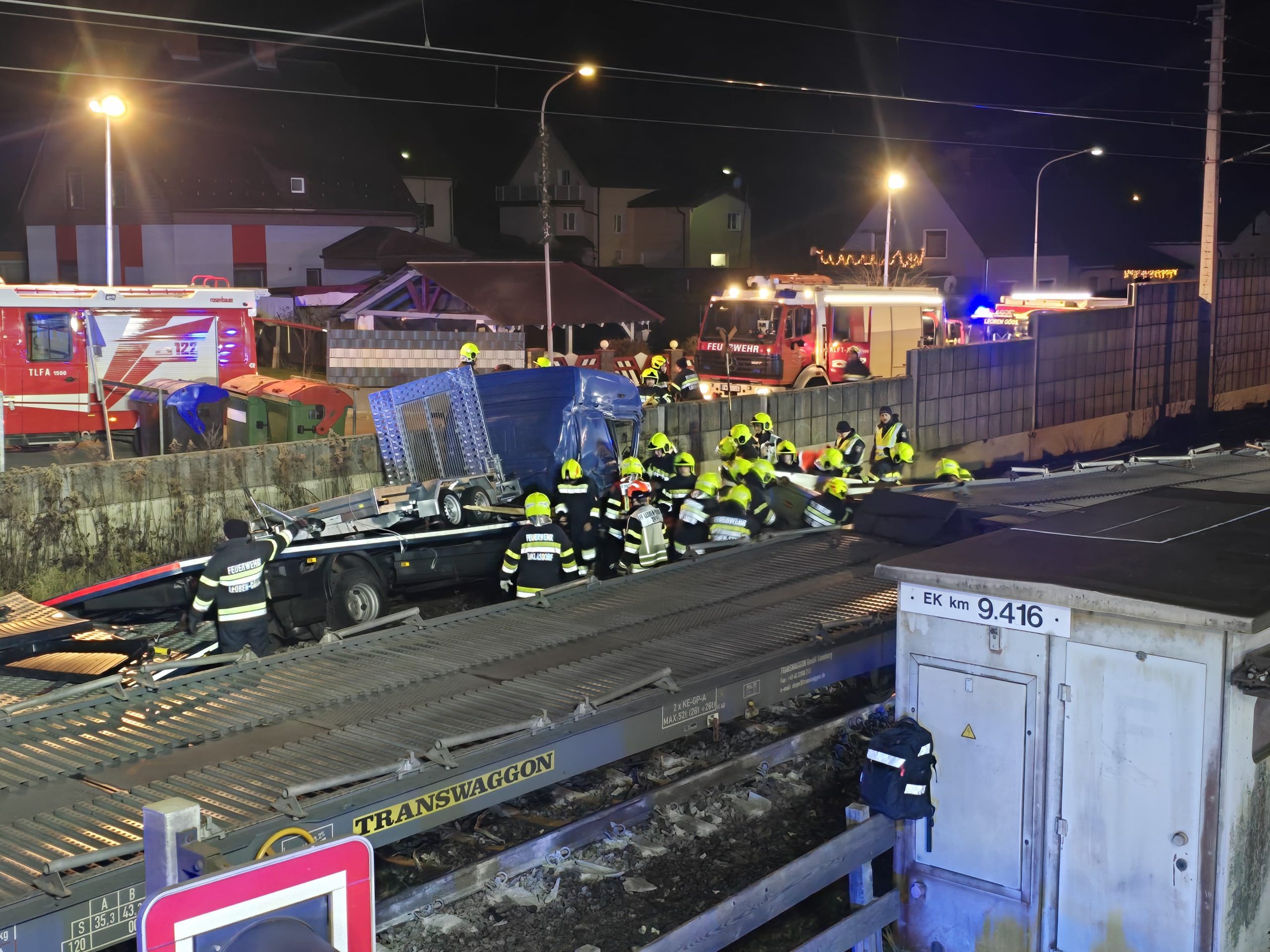 Ein Güterzug kollidierte in der Steiermark mit einem Lkw. Ein Güterzug kollidierte in der Steiermark mit einem Lkw.