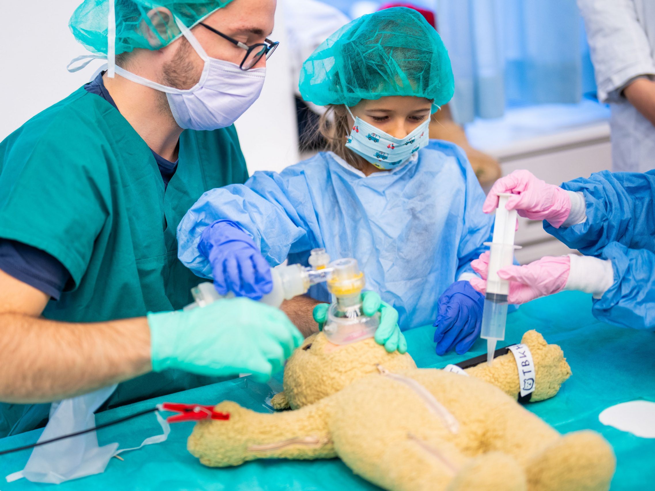 Im "Spezialspital" werden Kuscheltiere untersucht, behandelt und sogar "operiert". Im "Spezialspital" werden Kuscheltiere untersucht, behandelt und sogar "operiert".