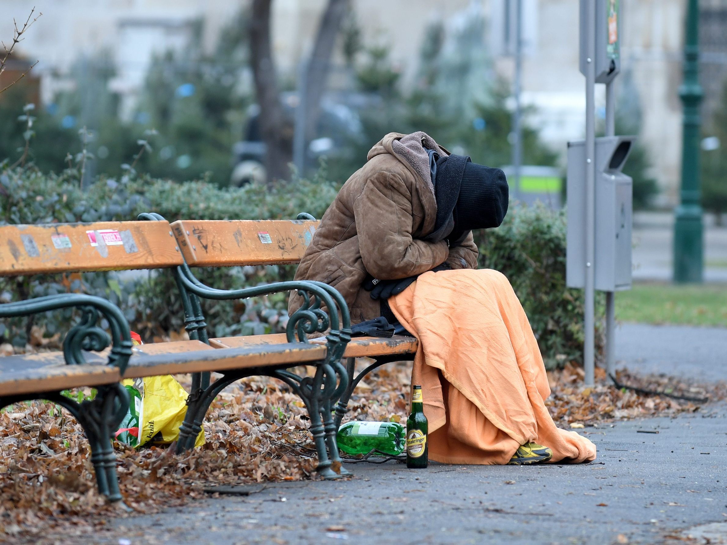 Die Bewohnerinnen und Bewohner in dem Haus im 21. Bezirk werden mit einer warmen Mahlzeit pro Tag, mit Hygieneartikeln sowie Duschmöglichkeiten versorgt. Die Bewohnerinnen und Bewohner in dem Haus im 21. Bezirk werden mit einer warmen Mahlzeit pro Tag, mit Hygieneartikeln sowie Duschmöglichkeiten versorgt.