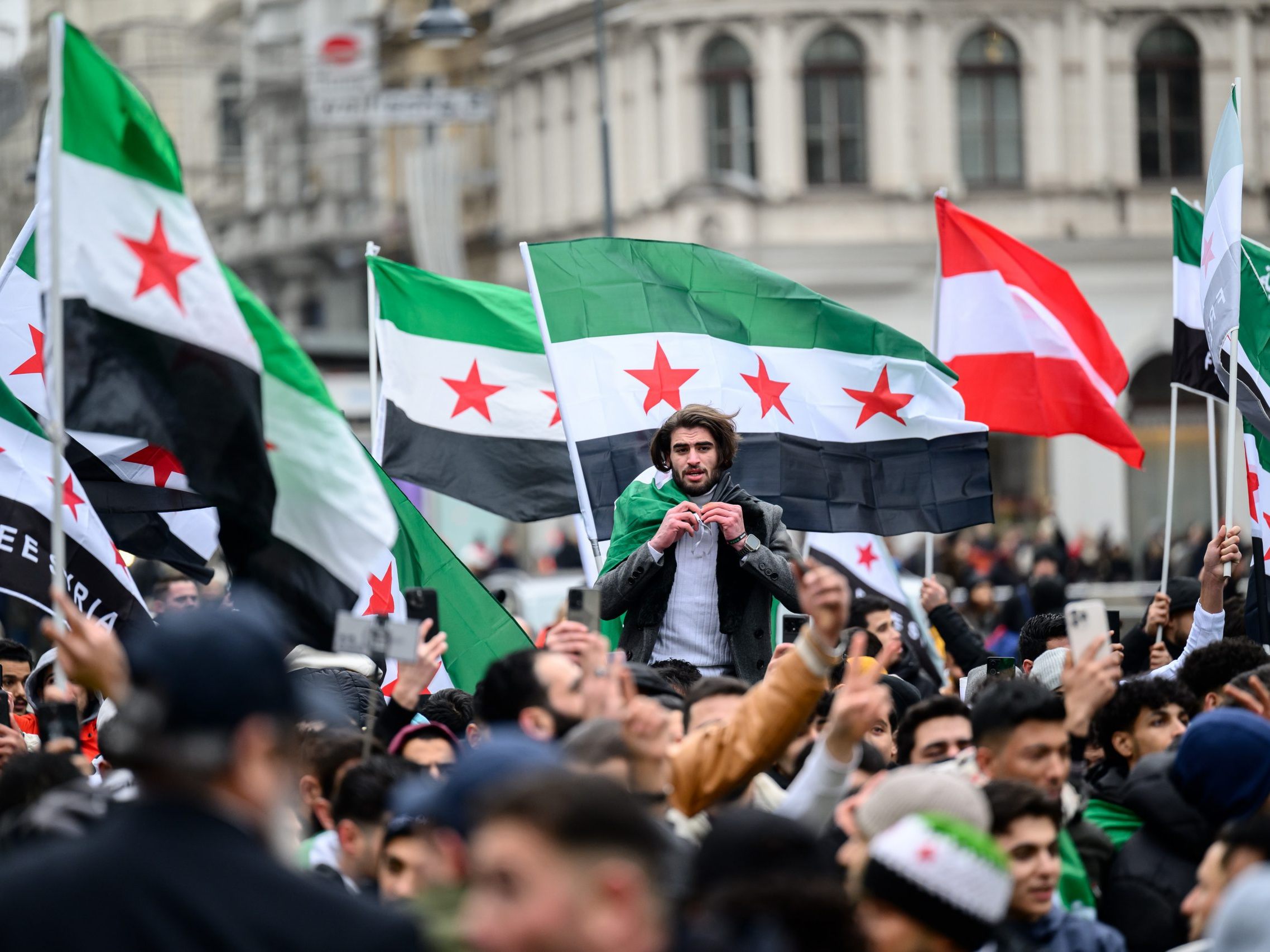 Zahlreiche Syrier feierten den Sturz von Assad in Wien. Zahlreiche Syrier feierten den Sturz von Assad in Wien.